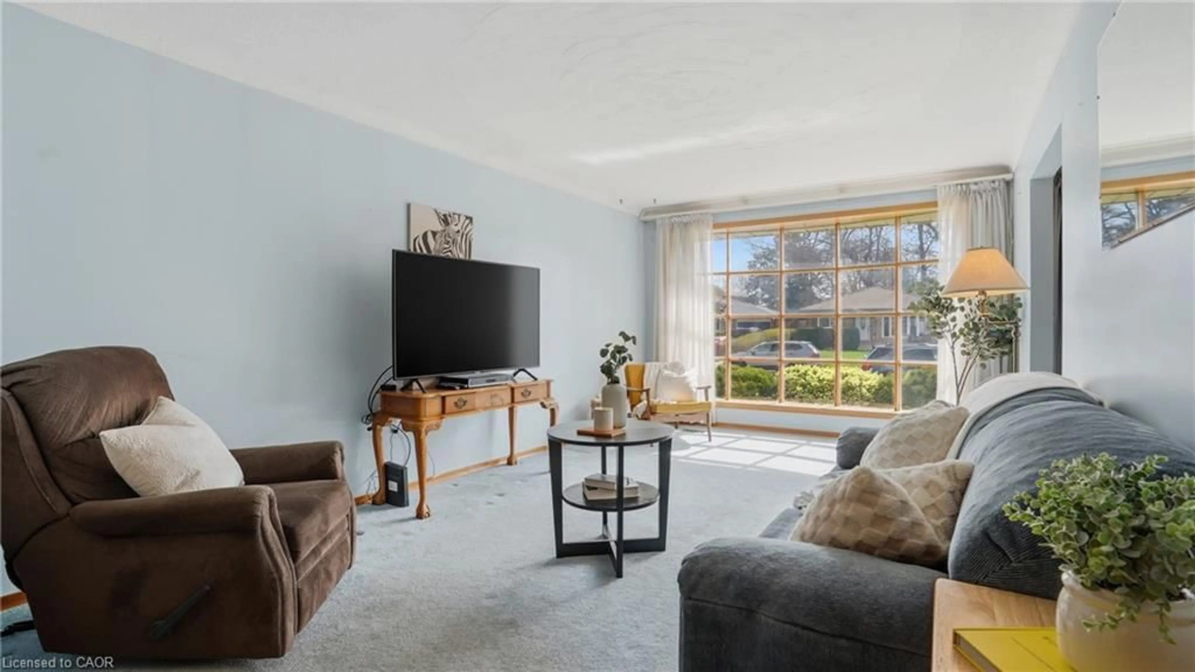 Living room with furniture, unknown for 7 Vanderwood Crt, Stoney Creek Ontario L8G 2Y5