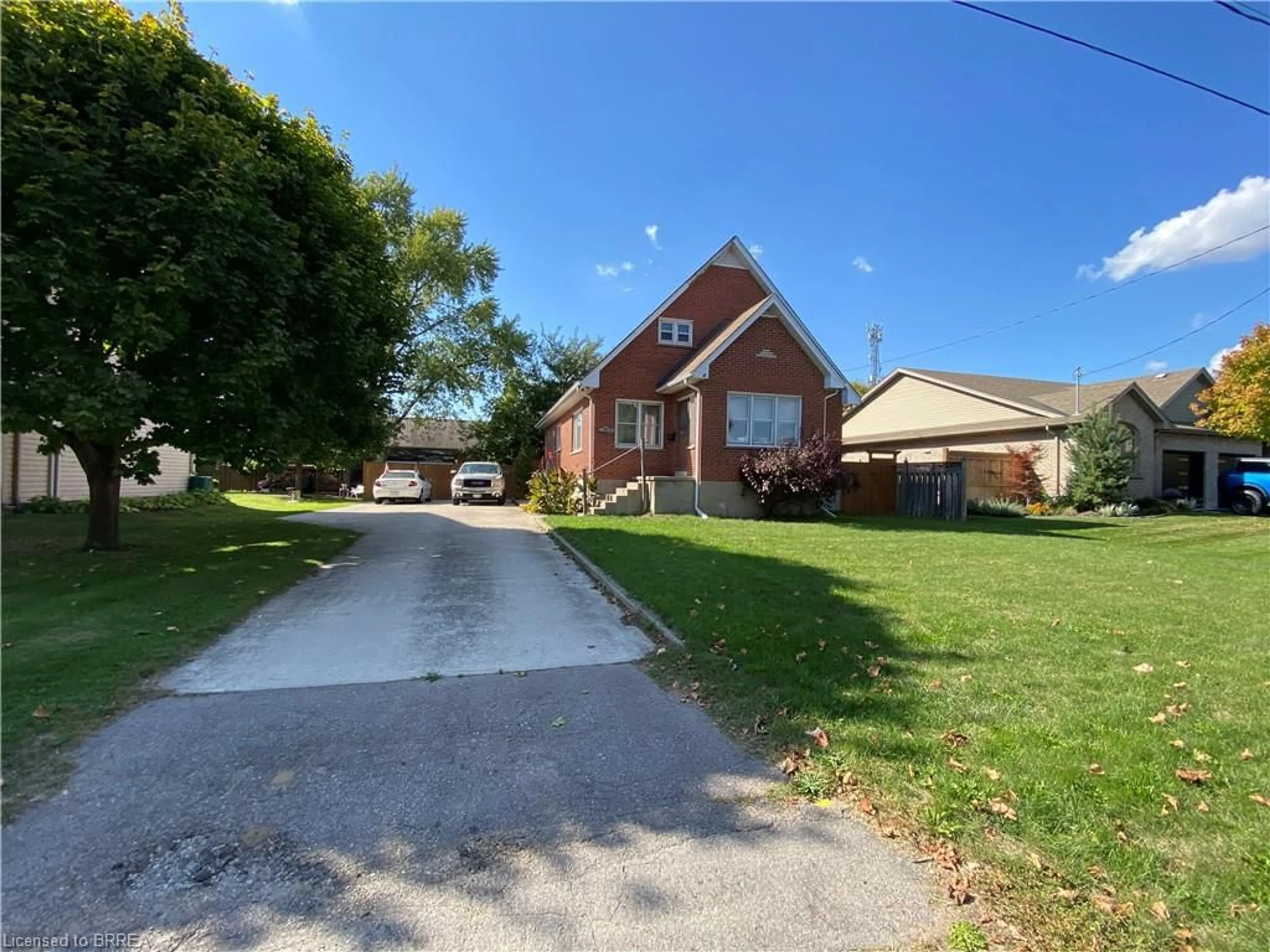 A pic from outside/outdoor area/front of a property/back of a property/a pic from drone, street for 66 Rowanwood Ave, Brantford Ontario N3S 7C6