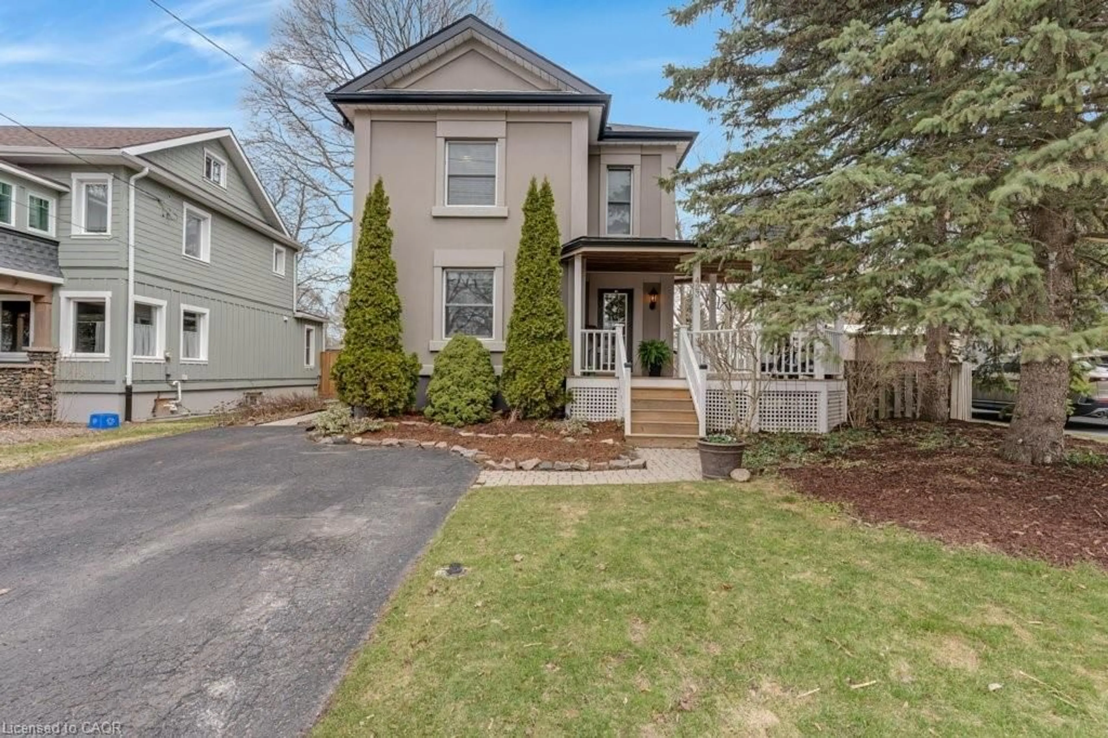 Home with vinyl exterior material, street for 423 William St, Cambridge Ontario N3H 3W6