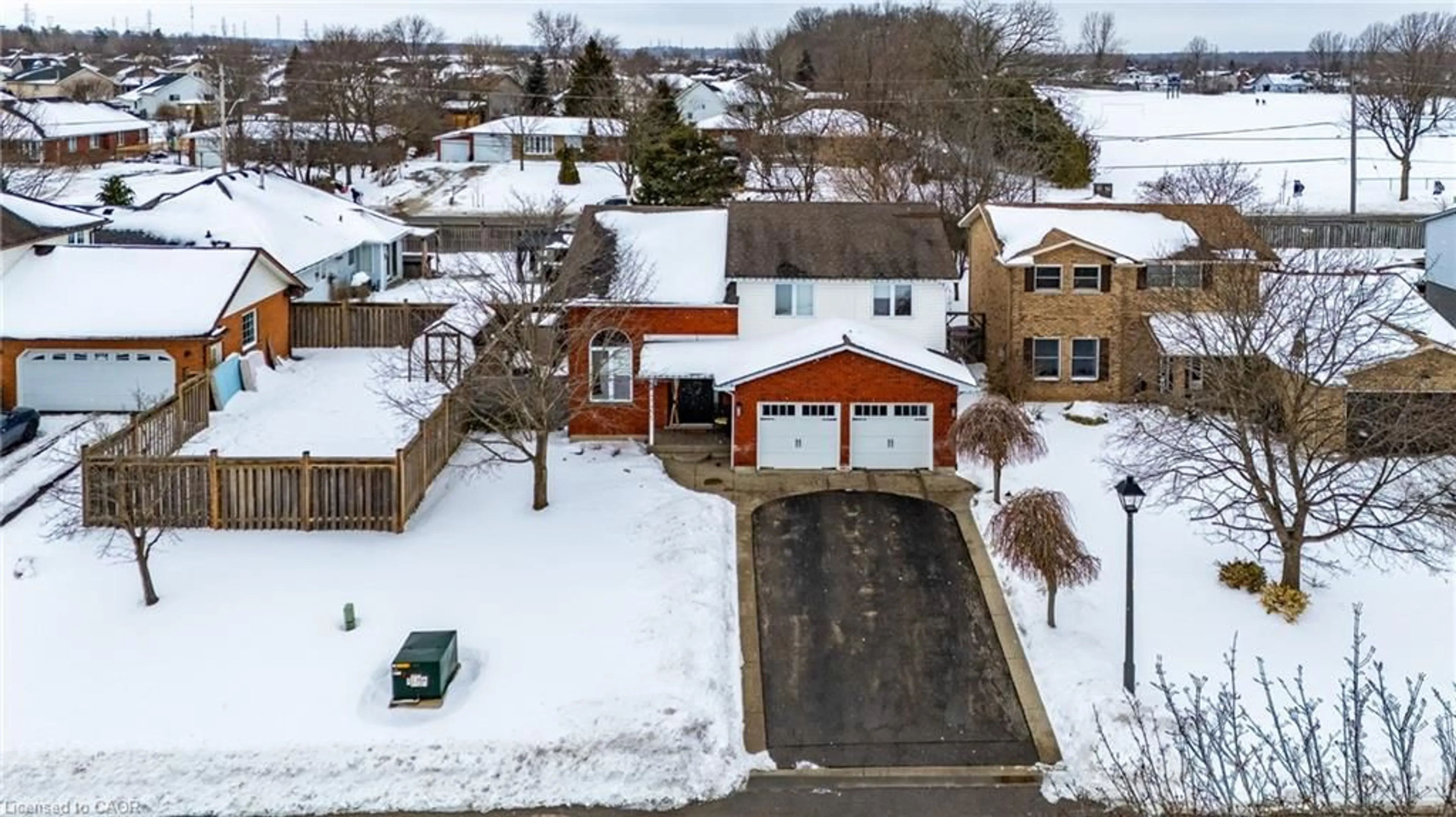 A pic from outside/outdoor area/front of a property/back of a property/a pic from drone, street for 3 Kintyre Crt, Caledonia Ontario N3W 1G8