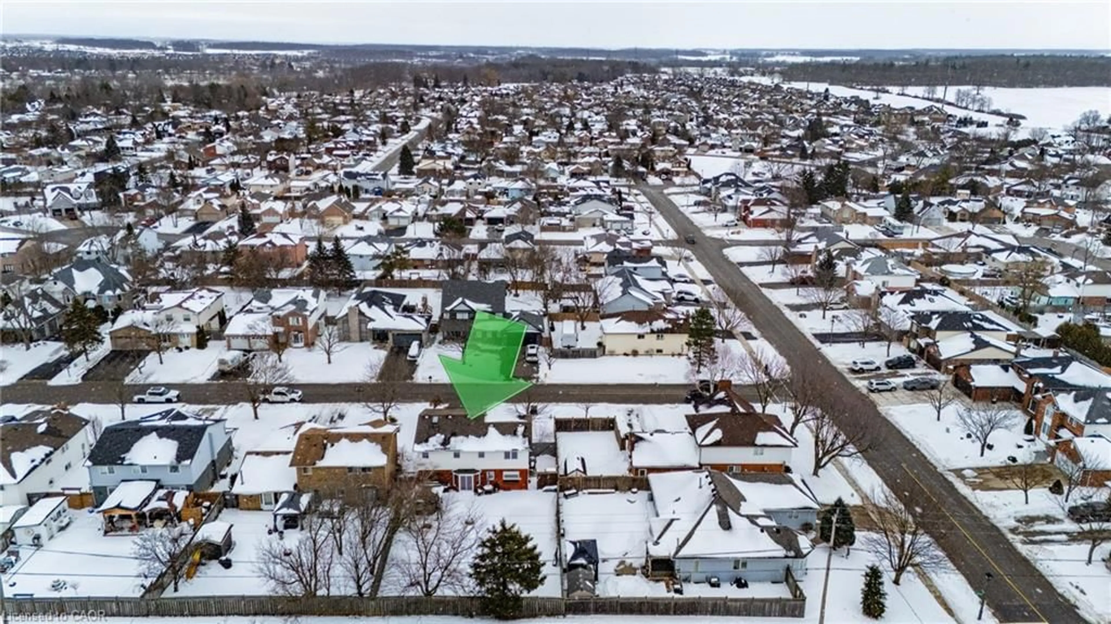 A pic from outside/outdoor area/front of a property/back of a property/a pic from drone, street for 3 Kintyre Crt, Caledonia Ontario N3W 1G8
