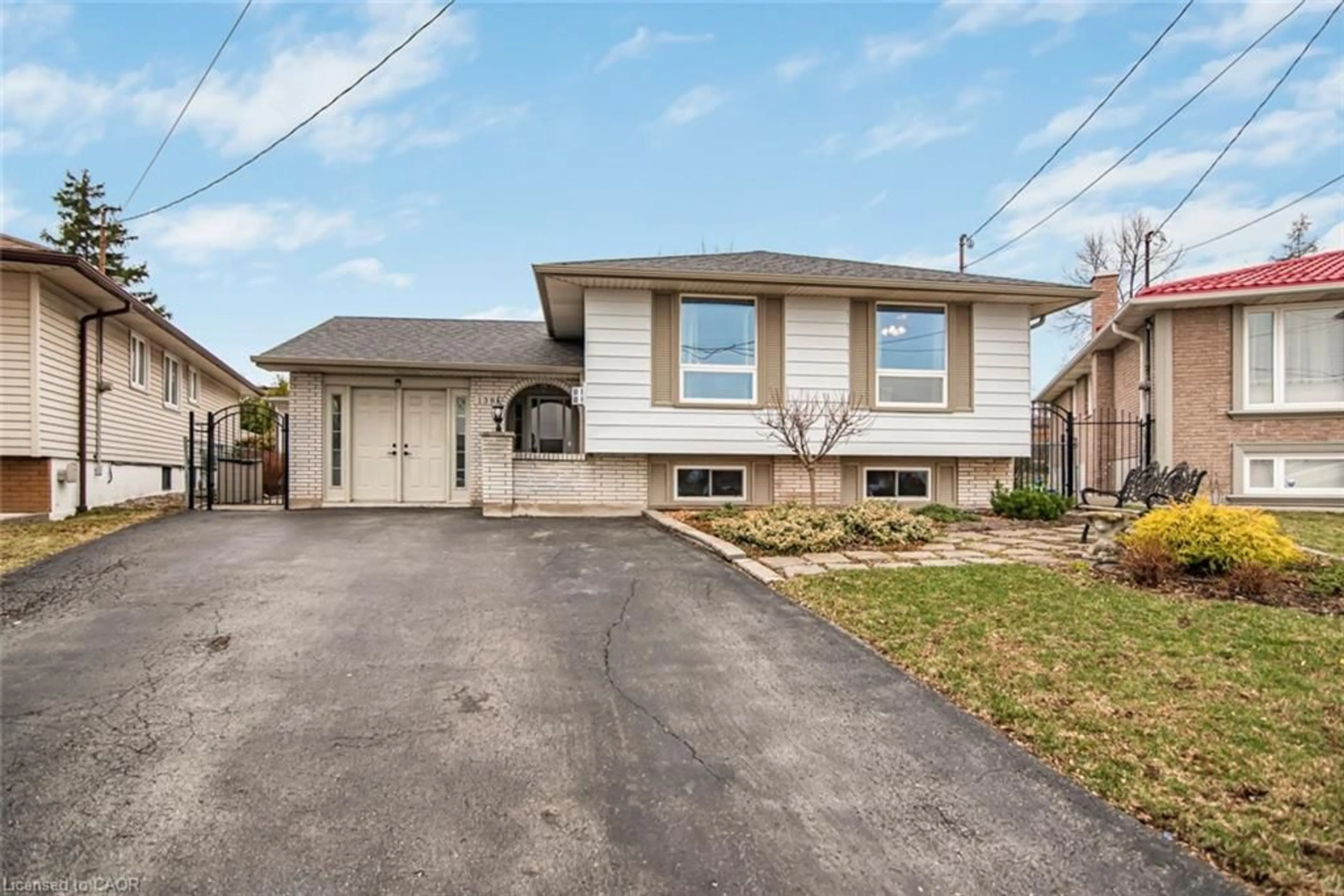 Home with vinyl exterior material, street for 138 Greeningdon Dr, Hamilton Ontario L9A 3A9