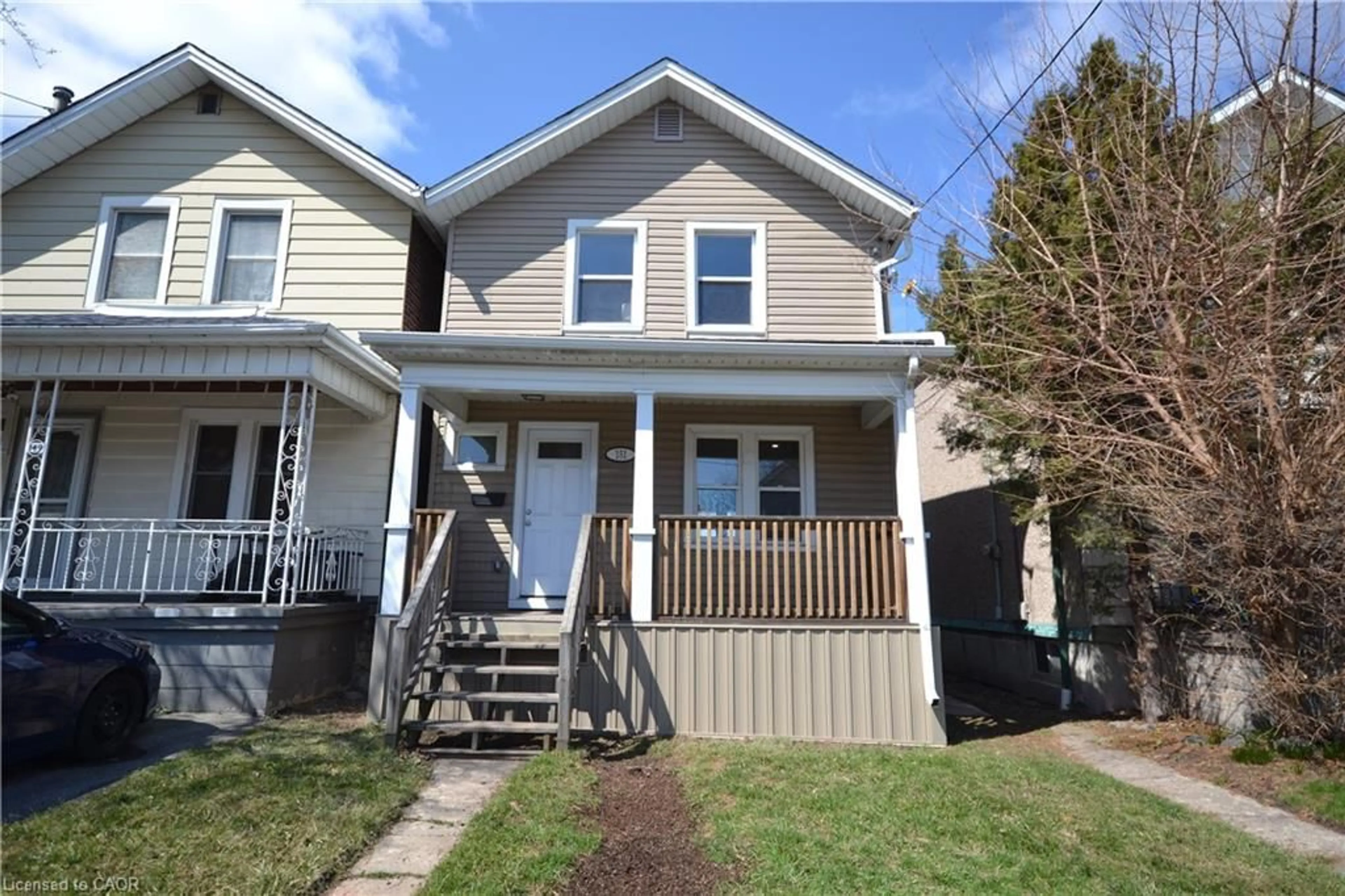 Home with vinyl exterior material, street for 151 London St, Hamilton Ontario L8H 4B6