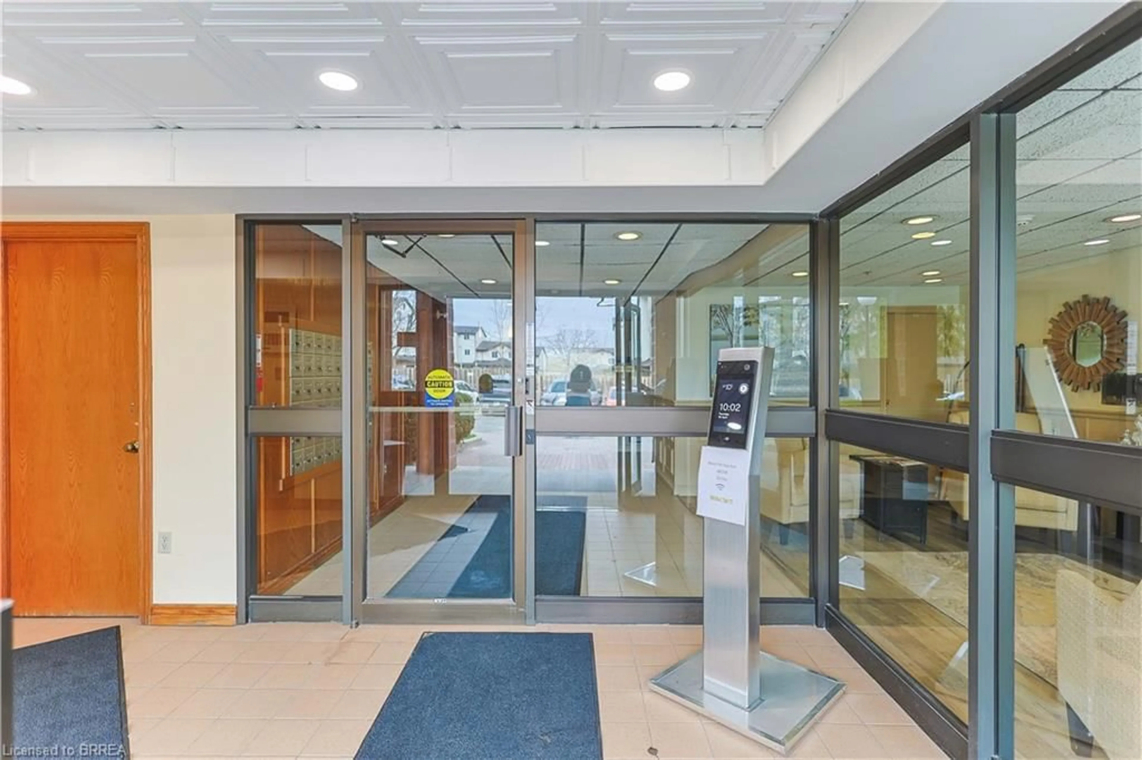 Indoor foyer for 88 Tollgate Rd #103, Brantford Ontario N3R 7R5