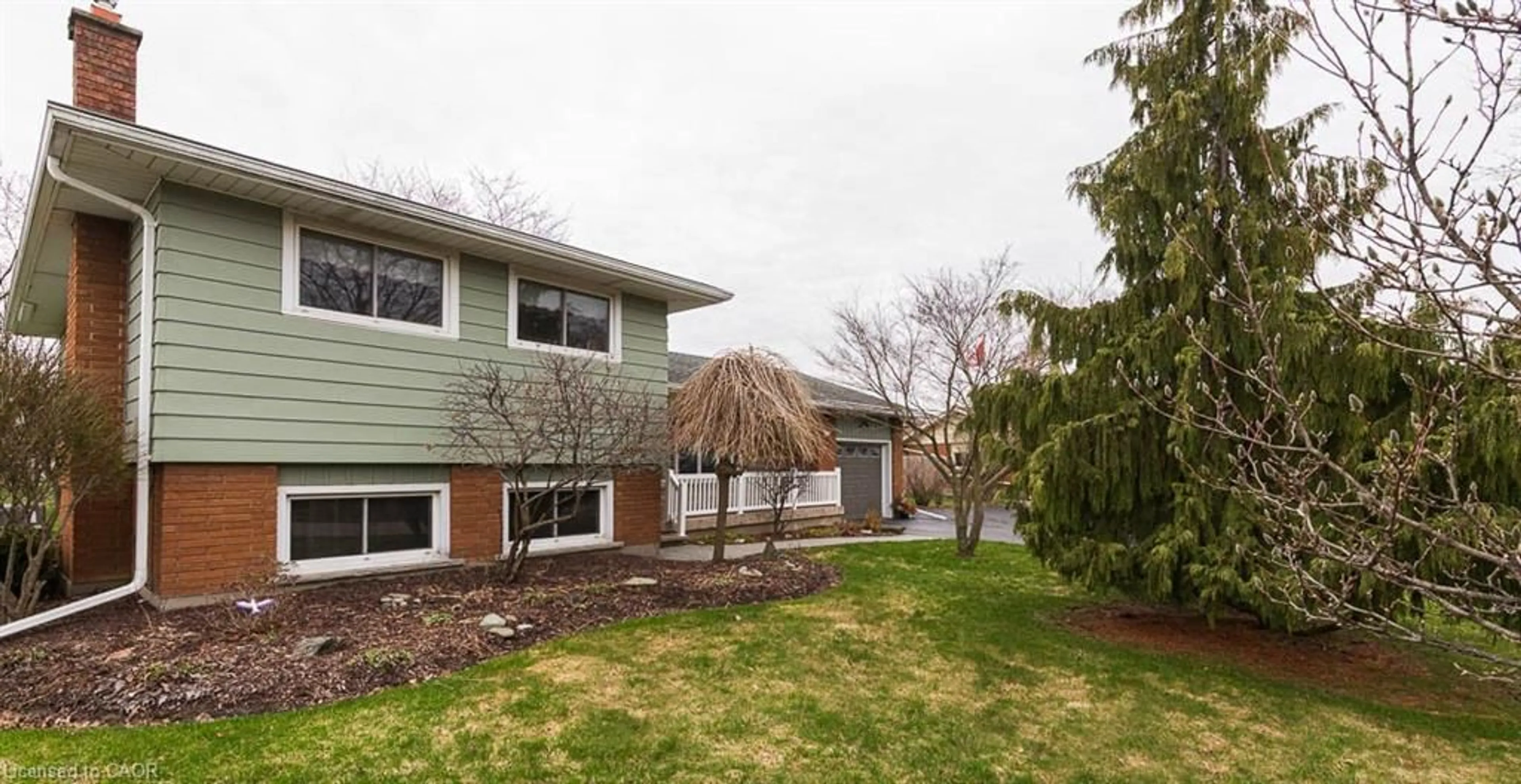 Home with vinyl exterior material, street for 1 Heather Crt, Welland Ontario L3C 4P6