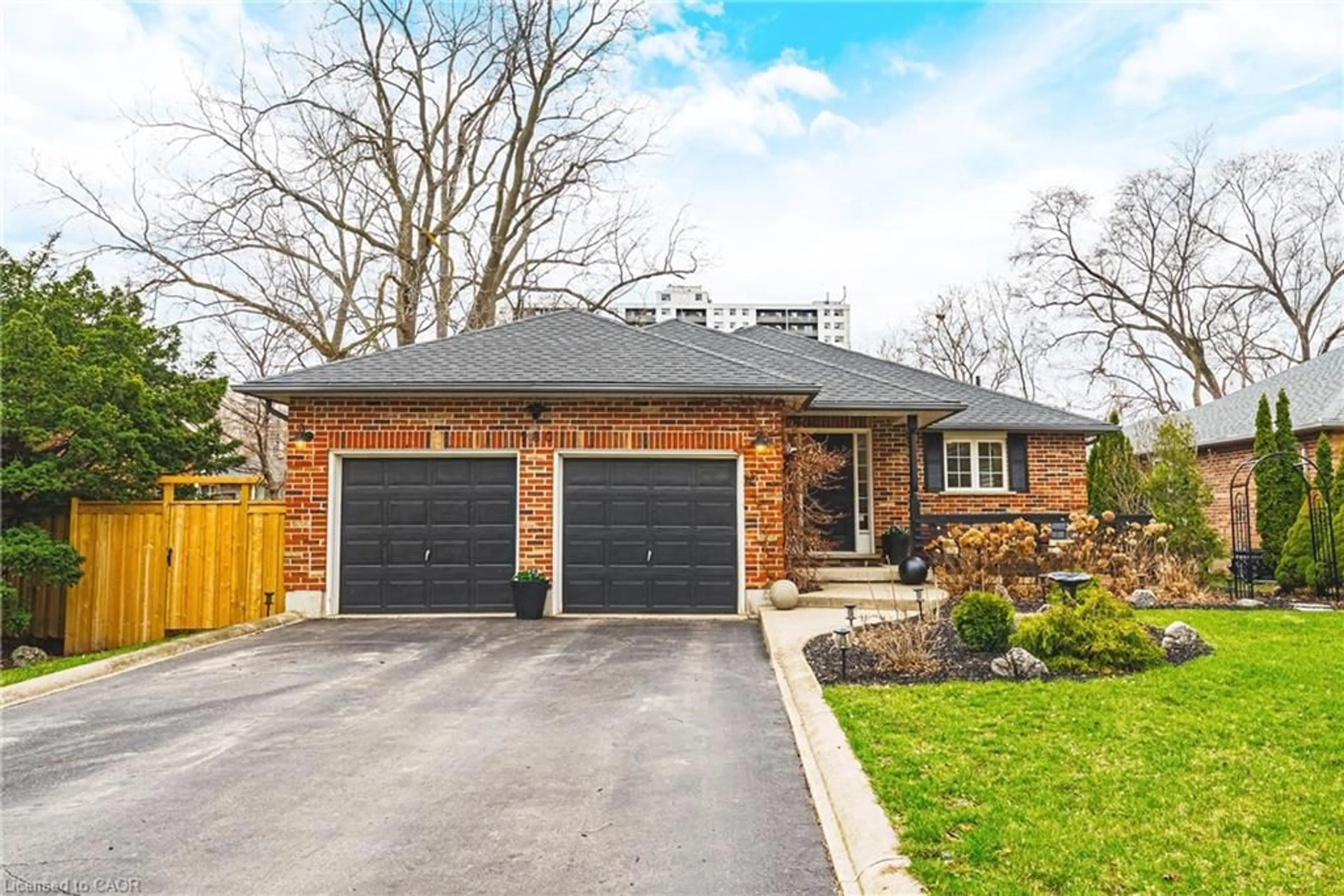 Home with brick exterior material, street for 980 Glen View Ave, Burlington Ontario L7T 3Y6