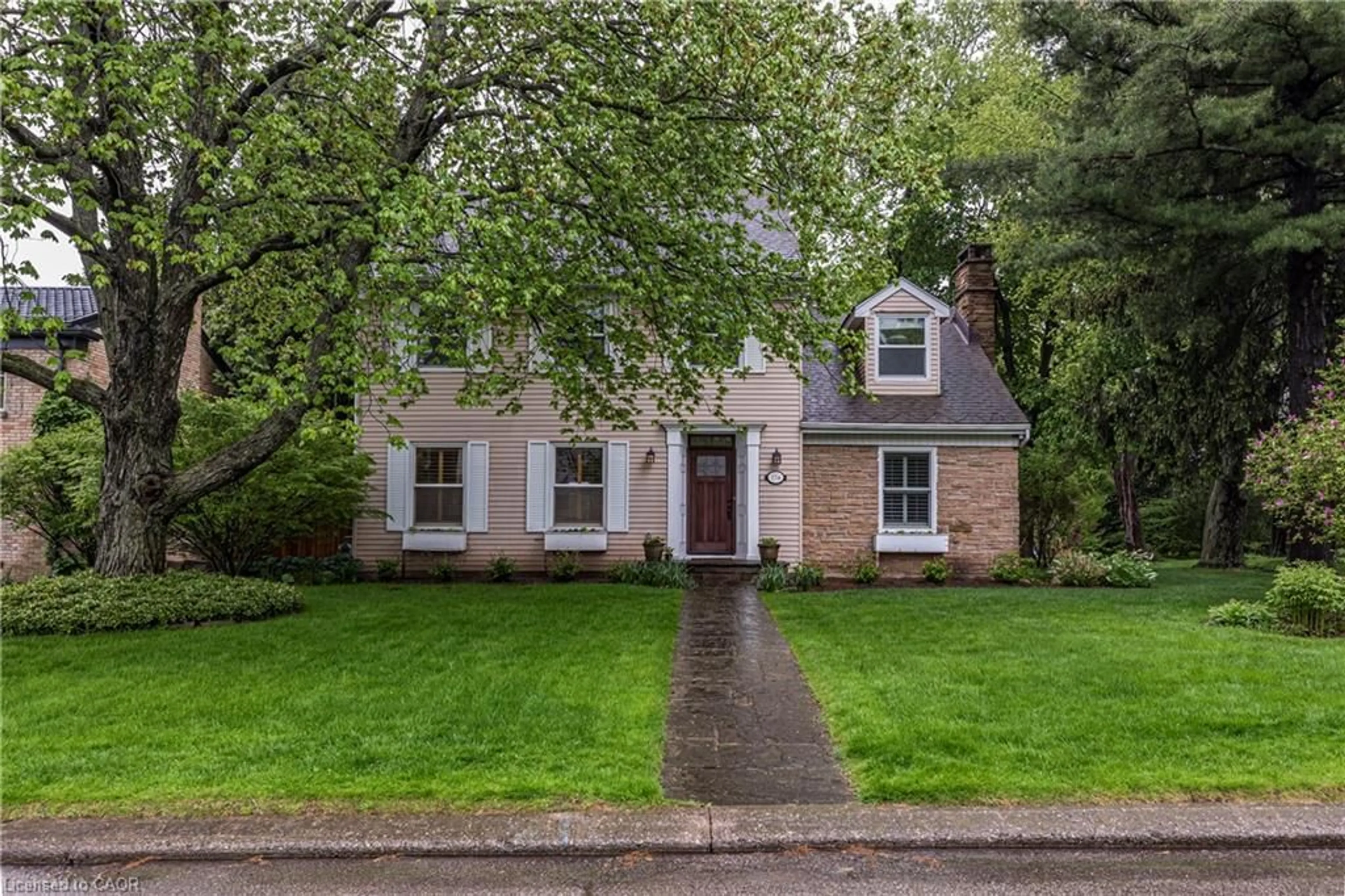 Home with brick exterior material, street for 134 Broad Leaf Cres, Ancaster Ontario L9G 3M5