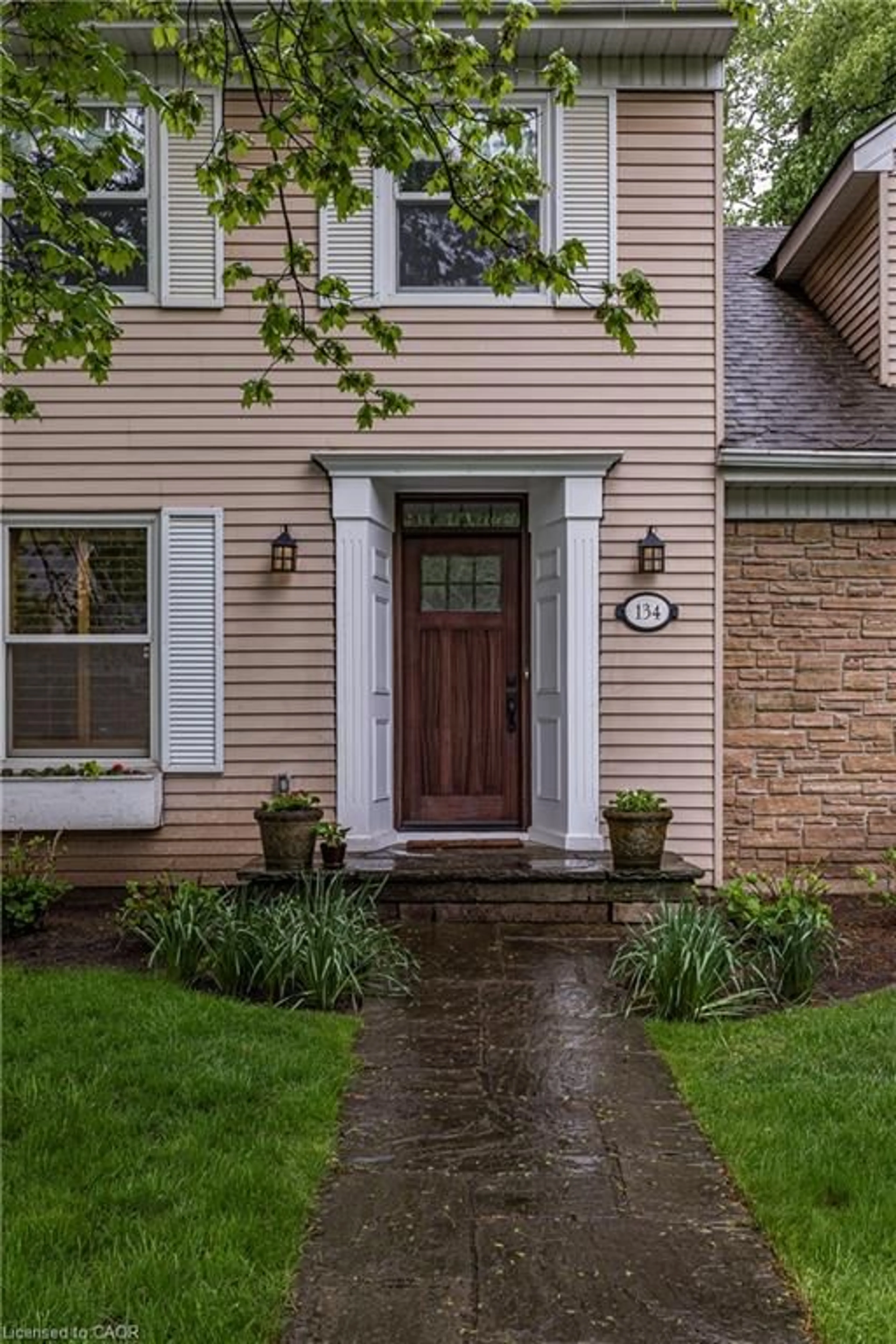 Home with brick exterior material, street for 134 Broad Leaf Cres, Ancaster Ontario L9G 3M5