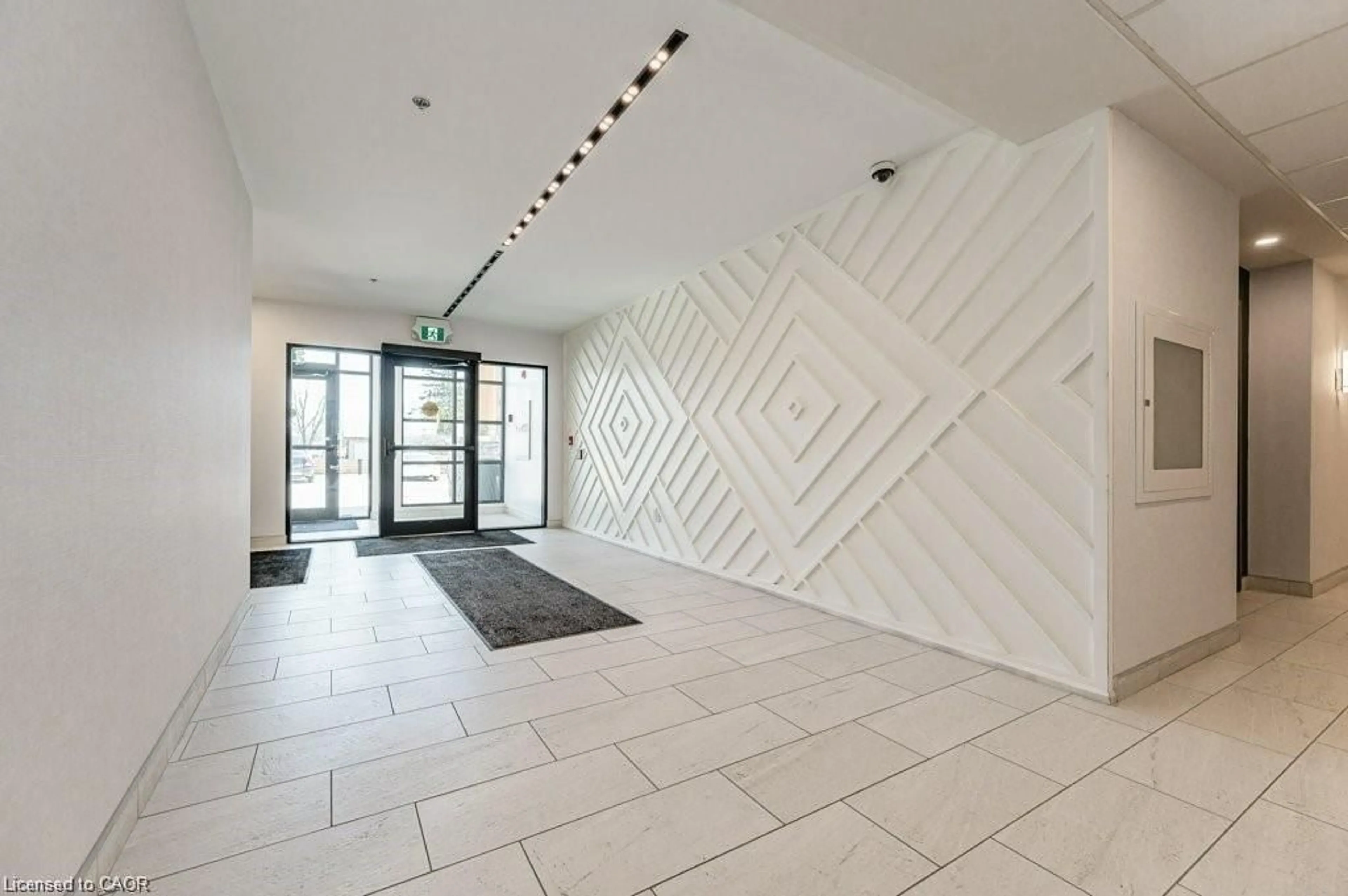 Indoor foyer for 110 Fergus Ave #209, Kitchener Ontario N2A 0K9