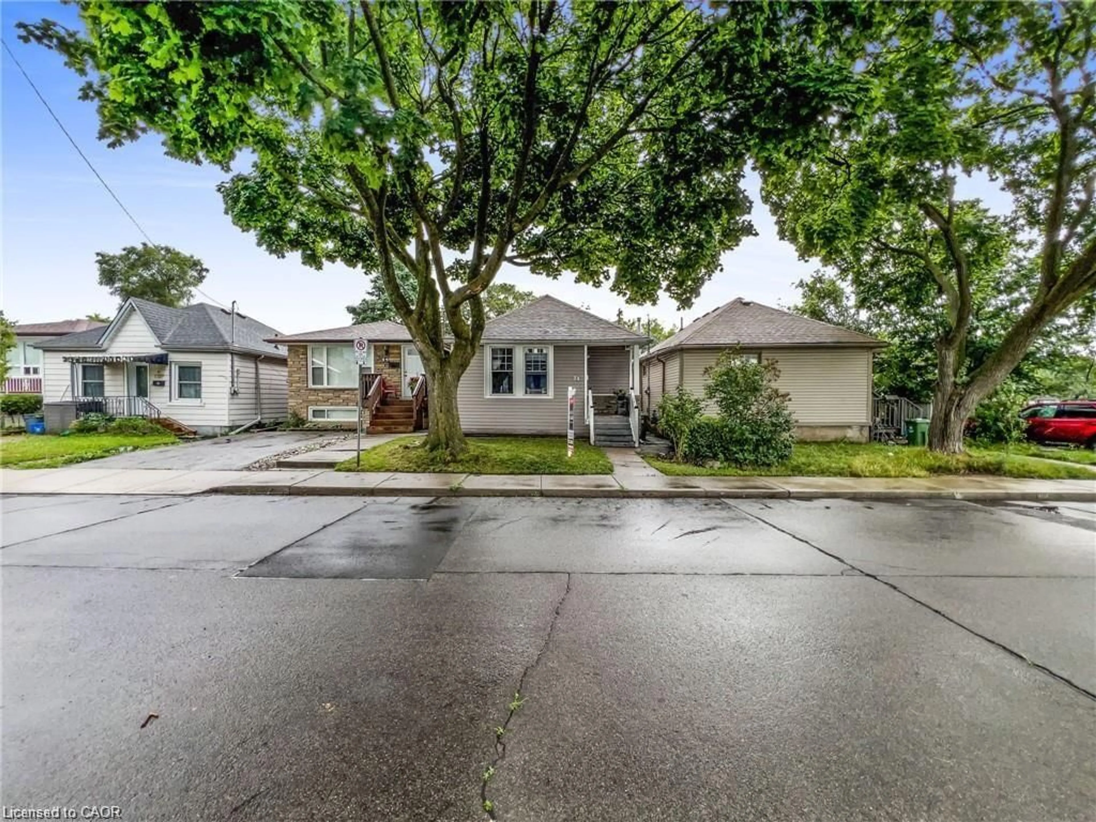 A pic from outside/outdoor area/front of a property/back of a property/a pic from drone, street for 74 Province St, Hamilton Ontario L8H 4H6