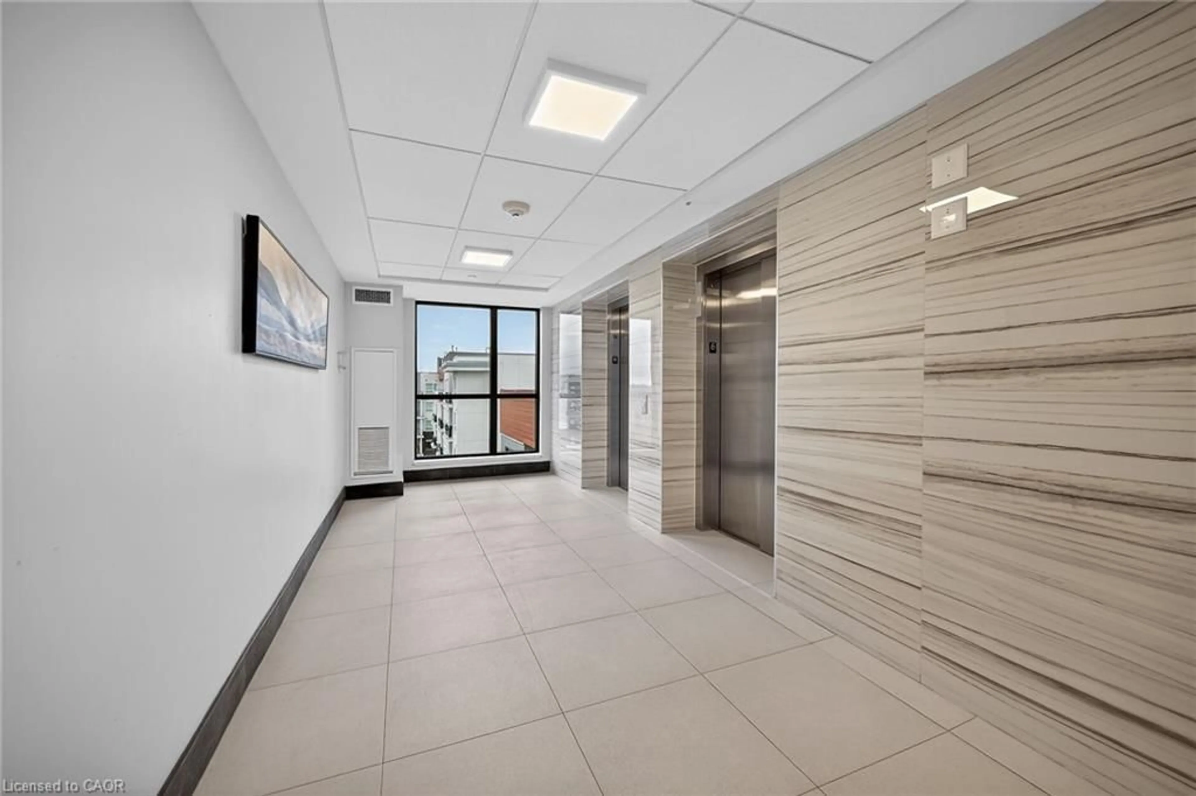 Indoor foyer for 340 Plains Rd #610, Burlington Ontario L7T 0C2