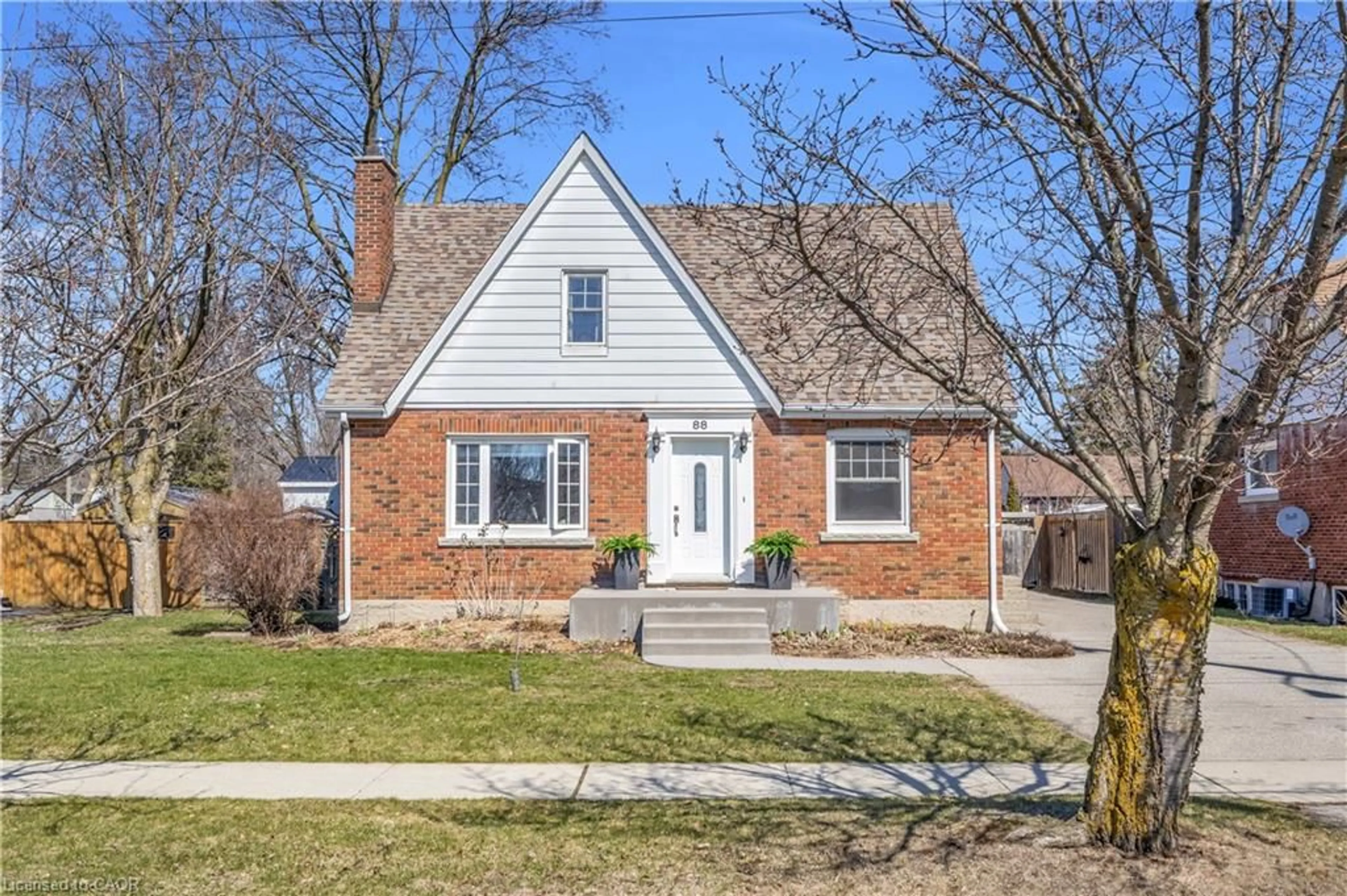 Home with brick exterior material, street for 88 Queensway Dr, Brantford Ontario N3R 4W9