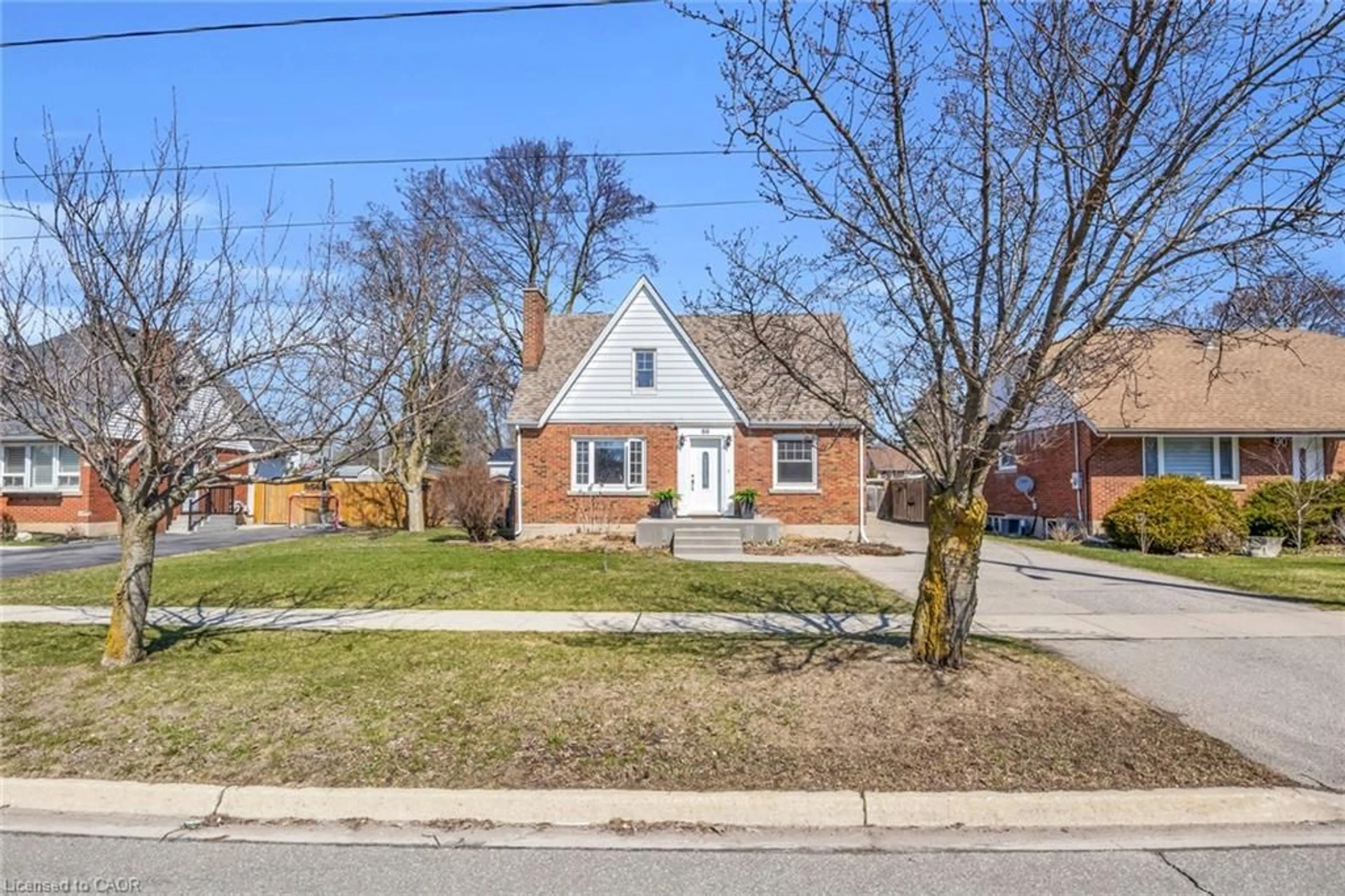Home with brick exterior material, street for 88 Queensway Dr, Brantford Ontario N3R 4W9