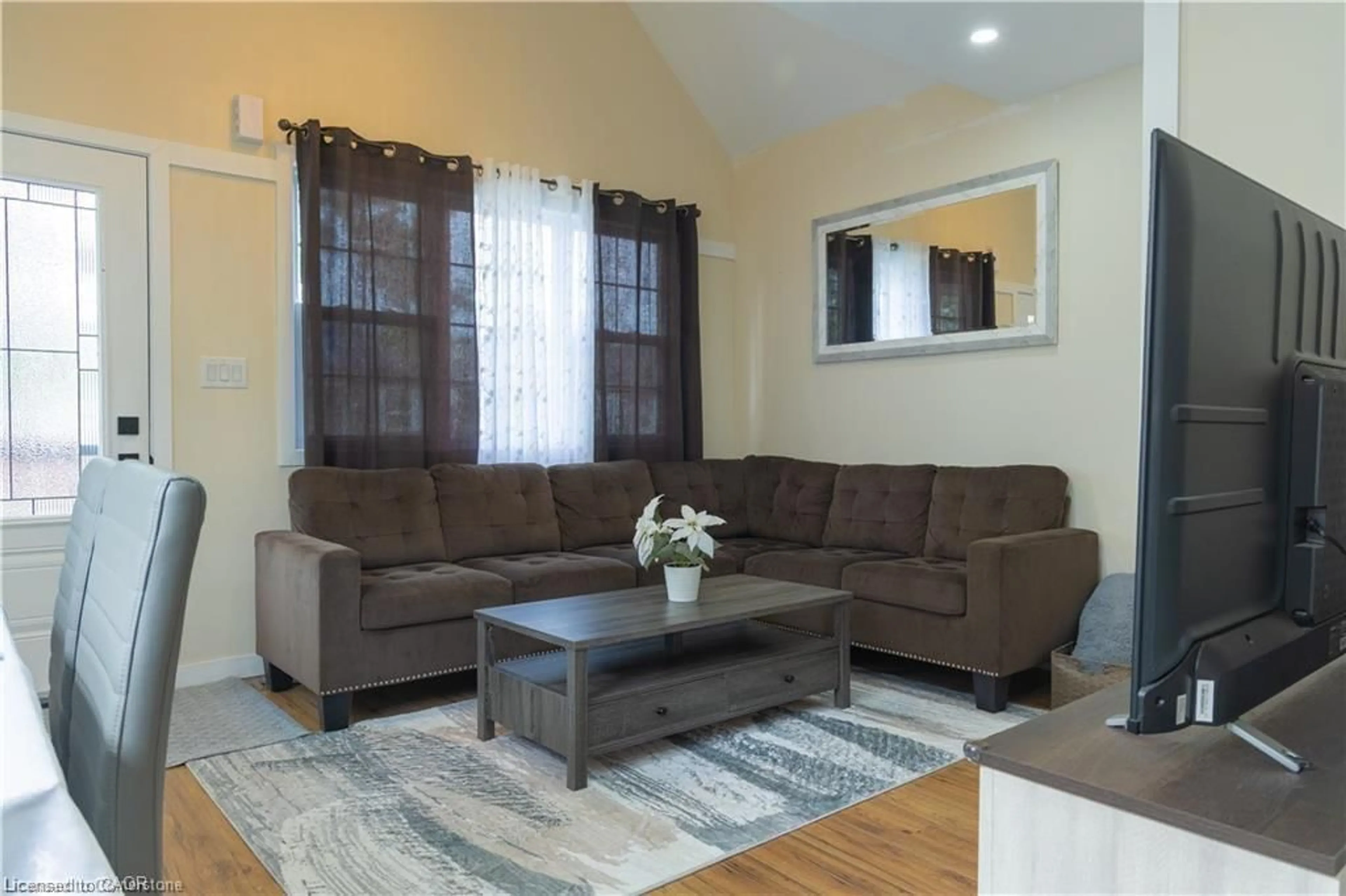 Living room with furniture, wood/laminate floor for 31 Newlands Ave, Hamilton Ontario L8H 2T4