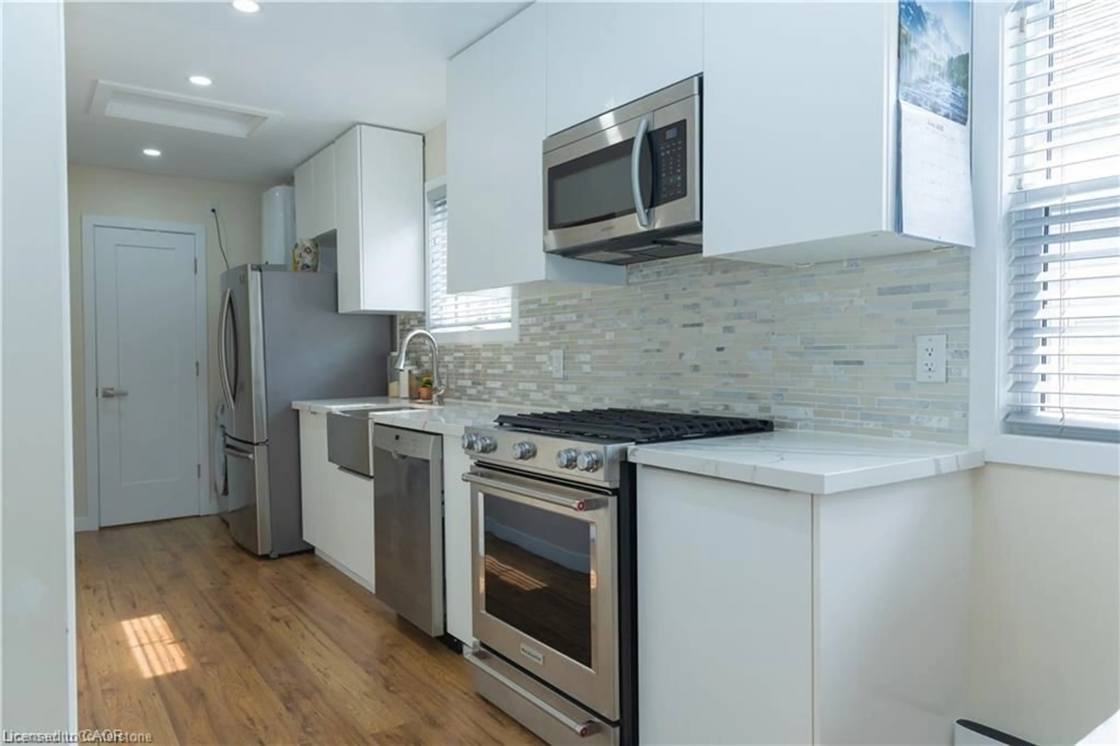 Standard kitchen, unknown for 31 Newlands Ave, Hamilton Ontario L8H 2T4