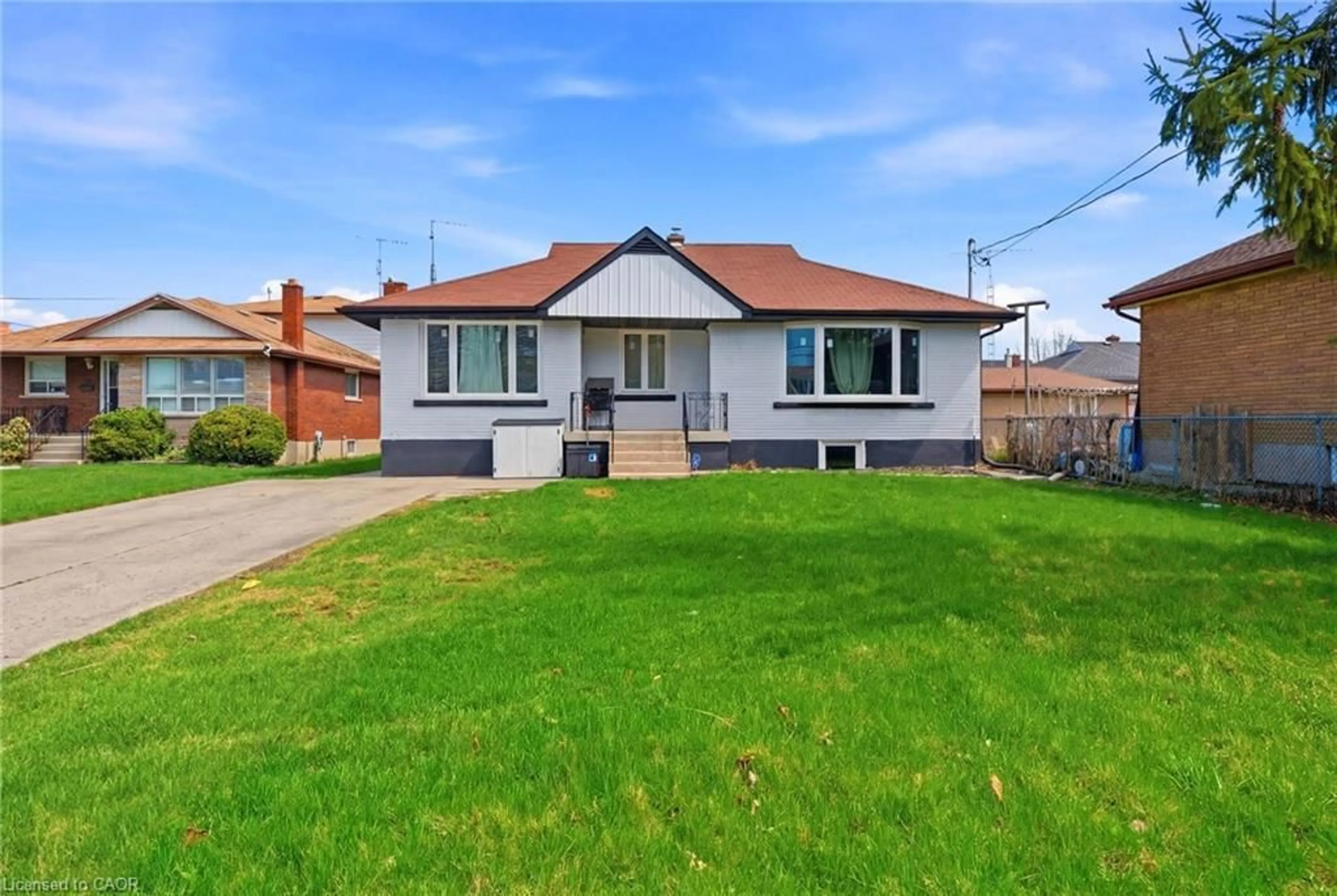 A pic from outside/outdoor area/front of a property/back of a property/a pic from drone, street for 250 Grantham Ave, St. Catharines Ontario L2M 4Z5