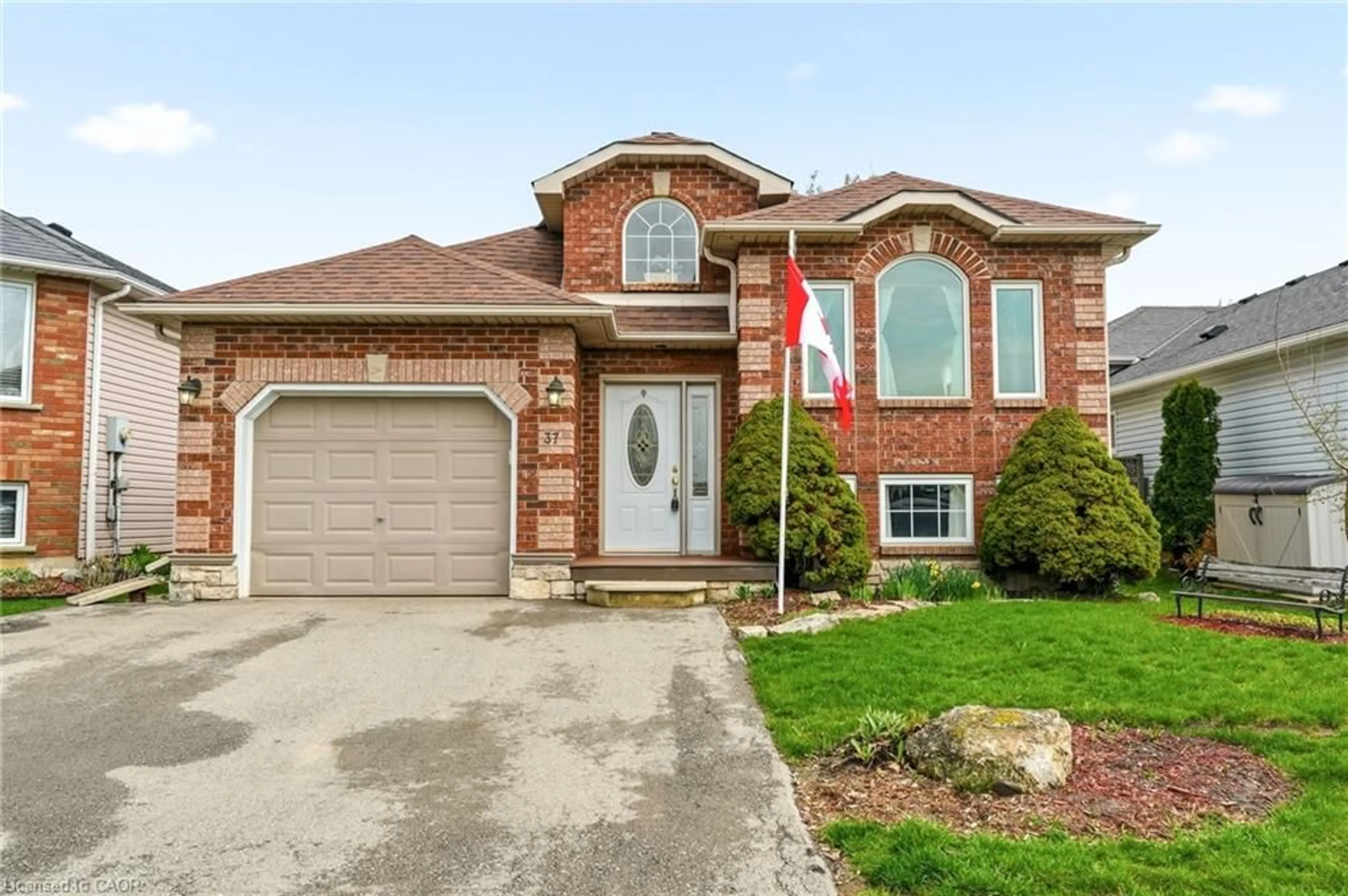 Home with brick exterior material, street for 37 Thistlemoor Dr, Caledonia Ontario N3W 2K4