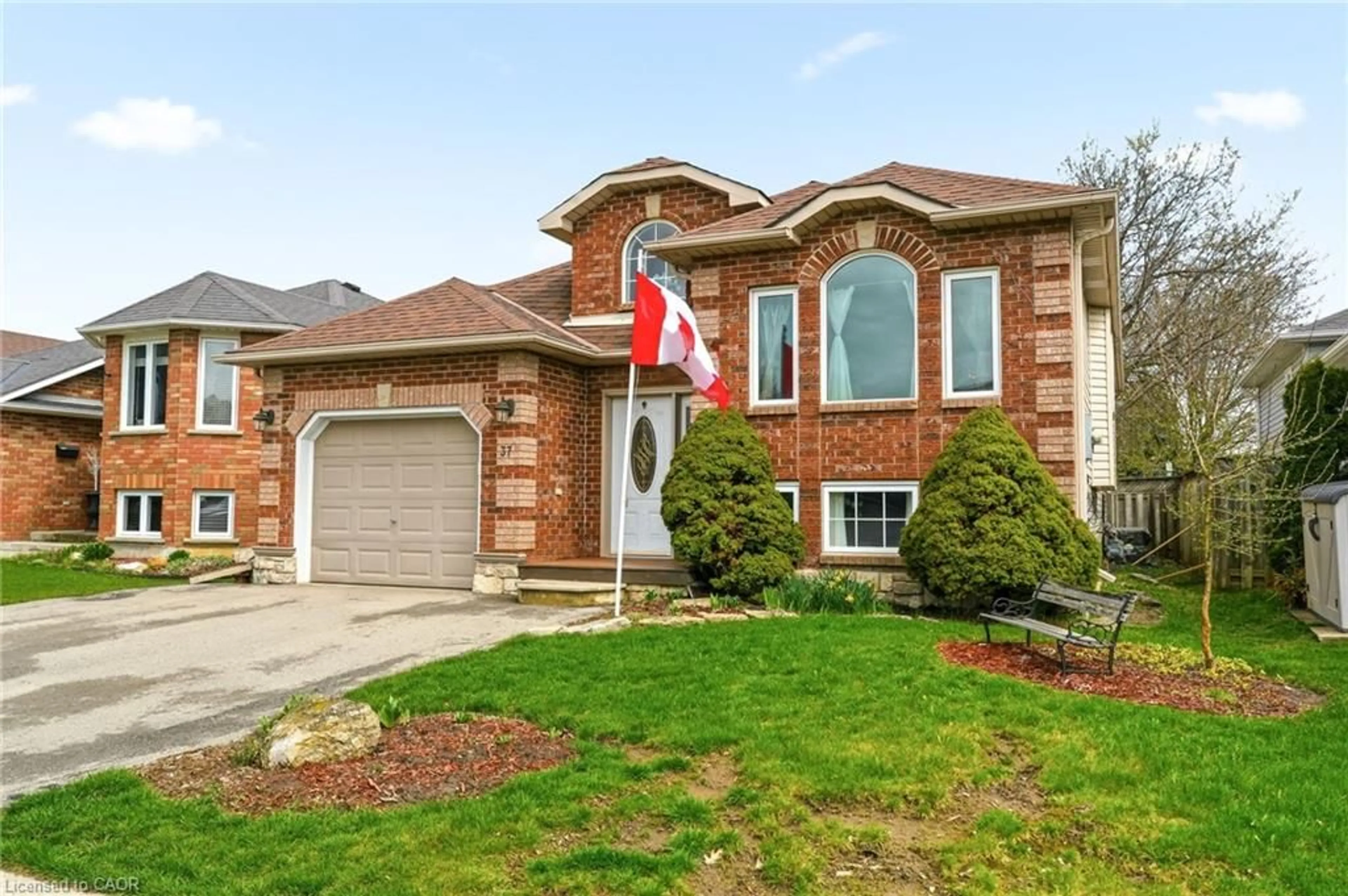 Home with brick exterior material, street for 37 Thistlemoor Dr, Caledonia Ontario N3W 2K4