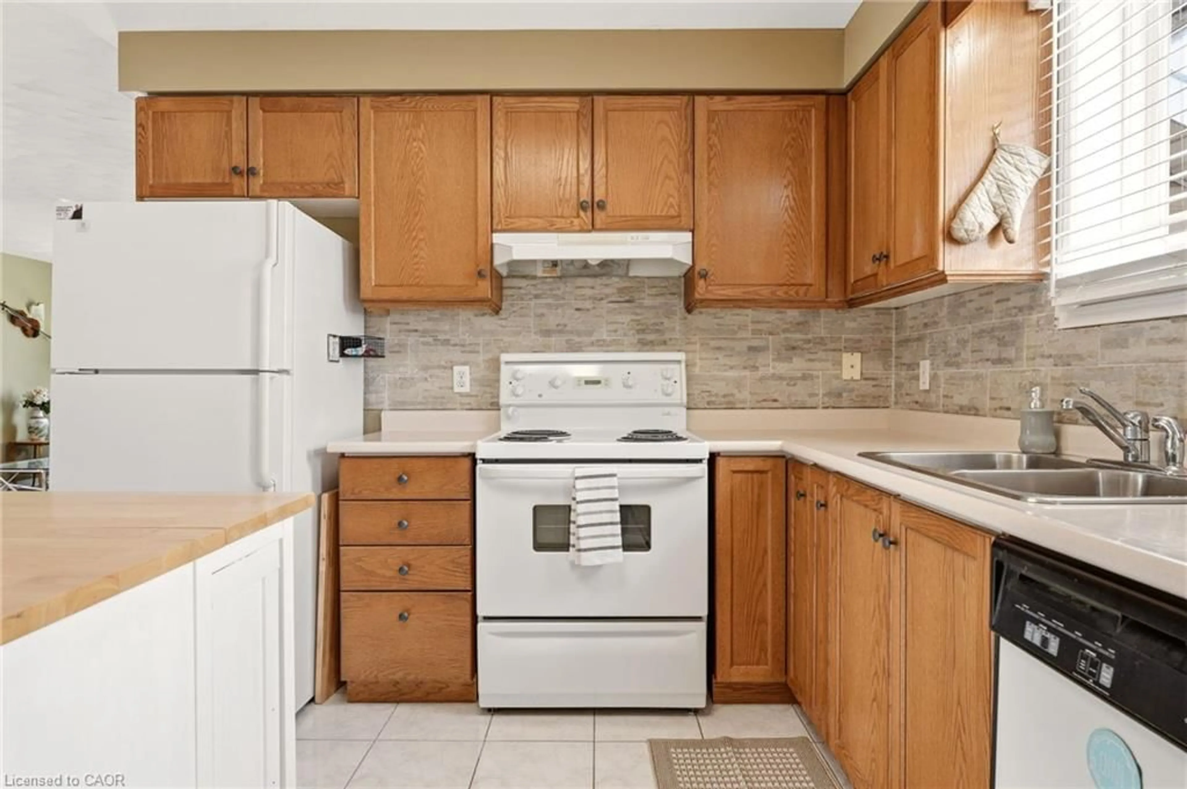 Standard kitchen, ceramic/tile floor for 37 Thistlemoor Dr, Caledonia Ontario N3W 2K4