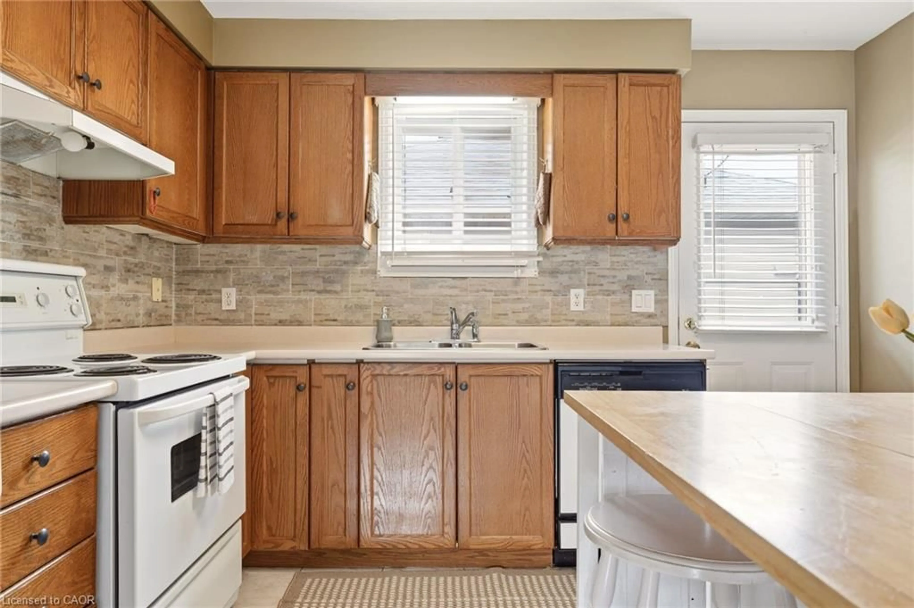 Standard kitchen, ceramic/tile floor for 37 Thistlemoor Dr, Caledonia Ontario N3W 2K4