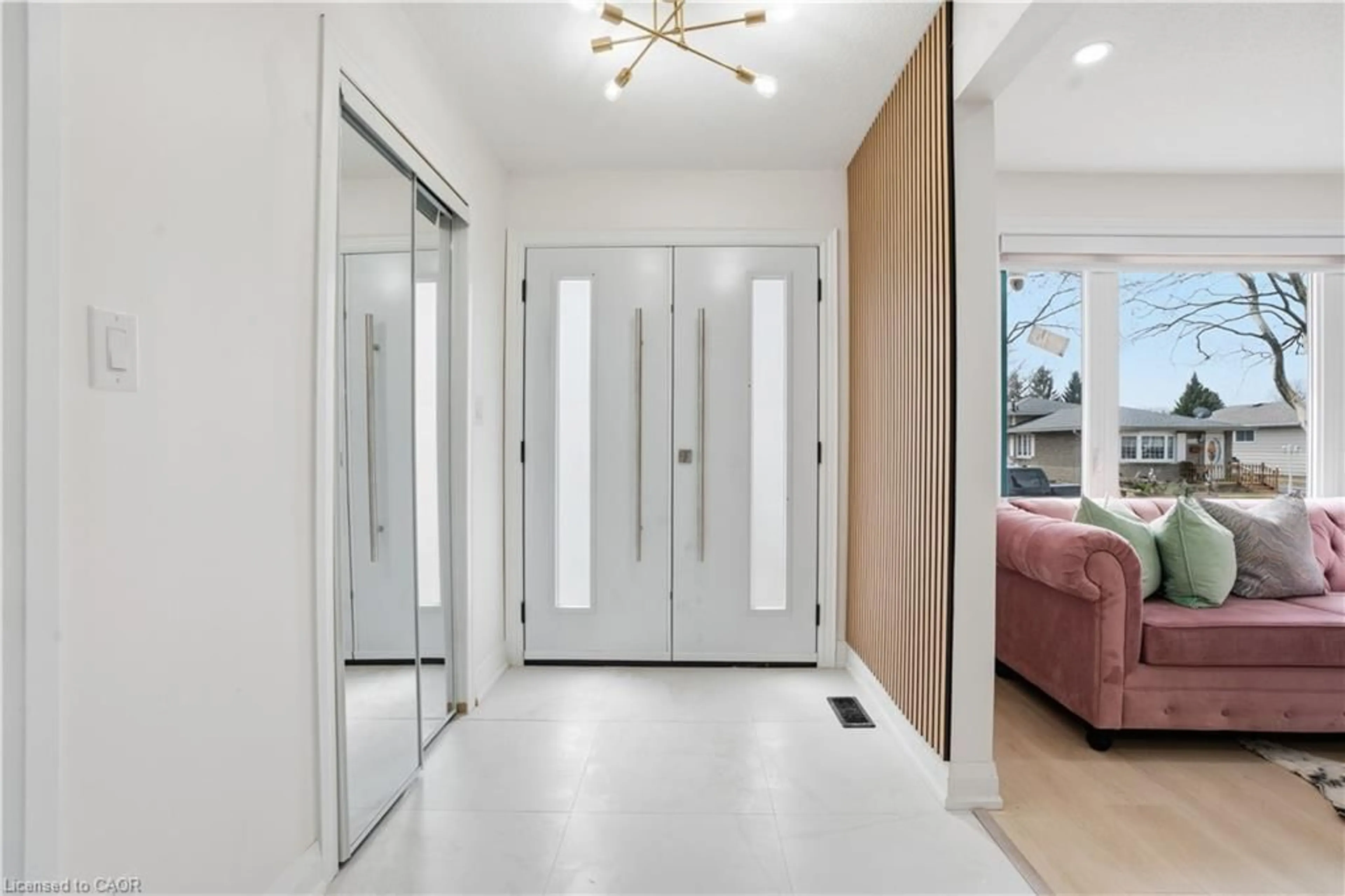 Indoor entryway for 6183 Johnson Dr, Niagara Falls Ontario L2J 3J6