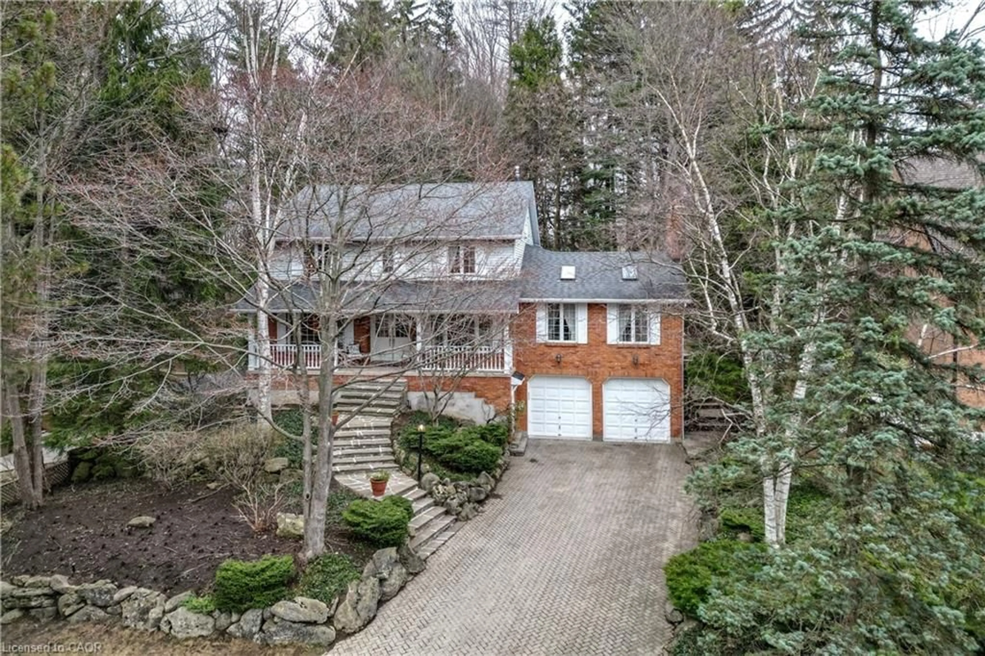 A pic from outside/outdoor area/front of a property/back of a property/a pic from drone, street for 81 Reding Rd, Ancaster Ontario L9G 1M9