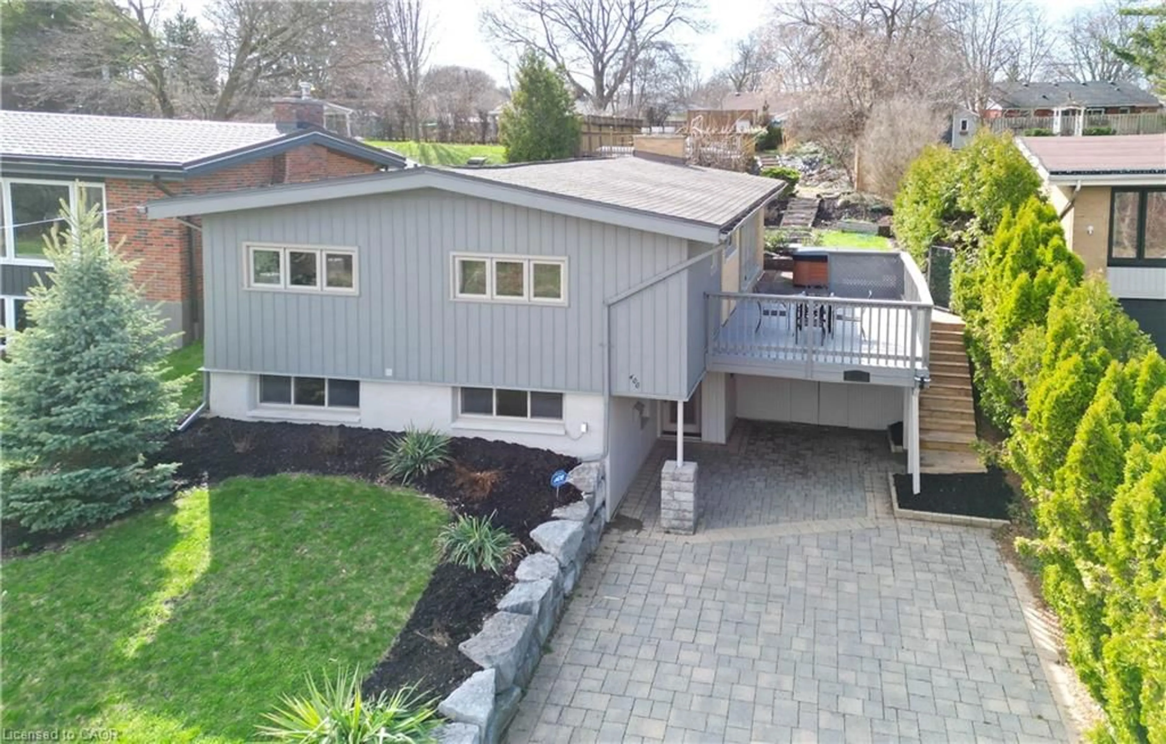 A pic from outside/outdoor area/front of a property/back of a property/a pic from drone, street for 400 Manchester Rd, Kitchener Ontario N2B 1A5