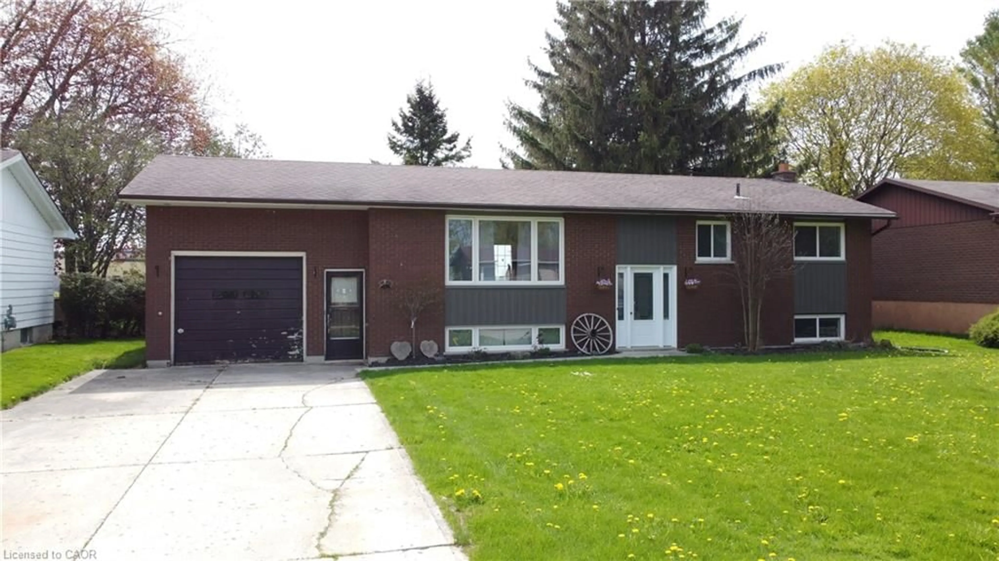 Home with brick exterior material, street for 660 Queen St, Palmerston Ontario N0G 2P0