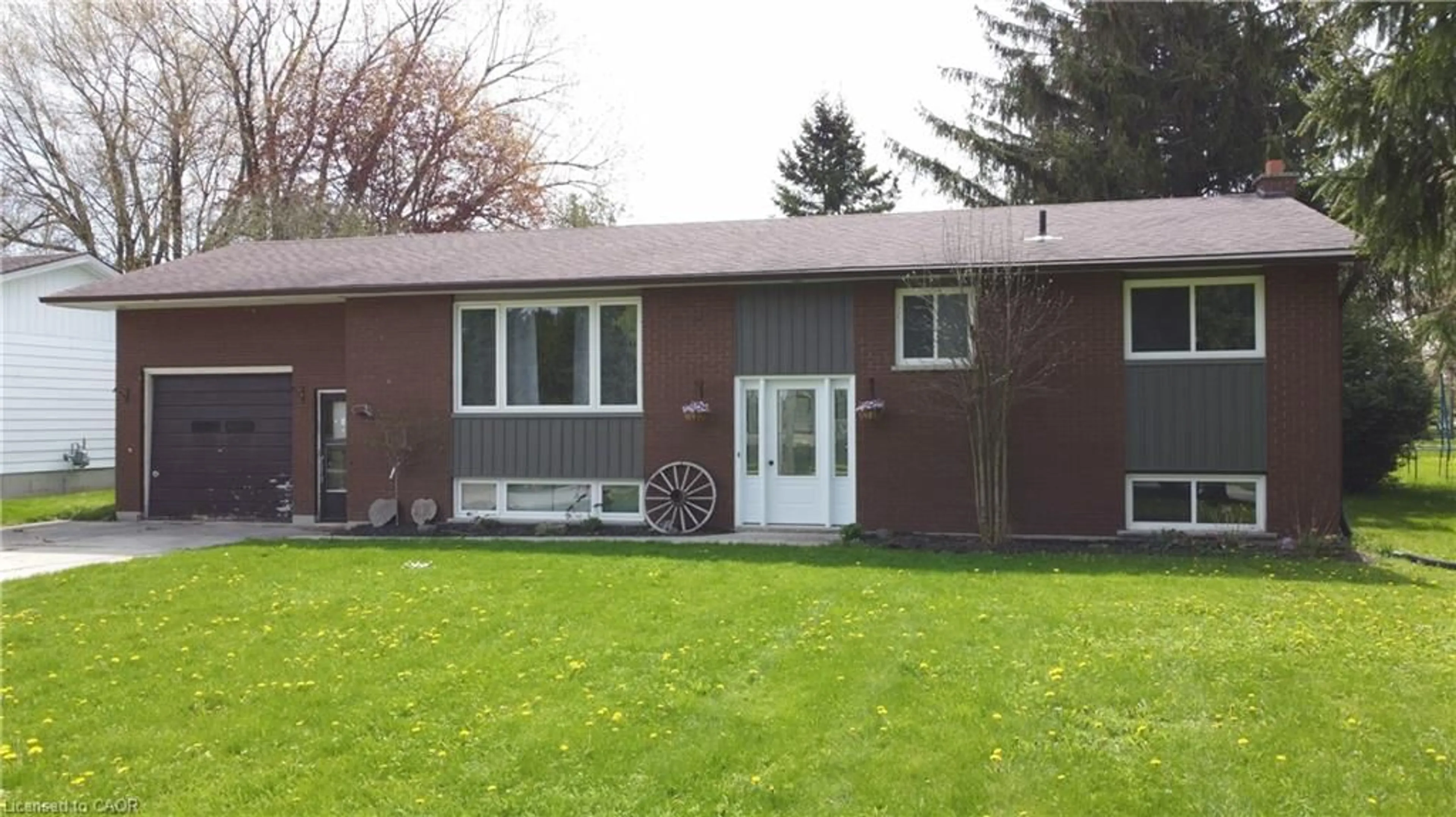 Home with vinyl exterior material, street for 660 Queen St, Palmerston Ontario N0G 2P0