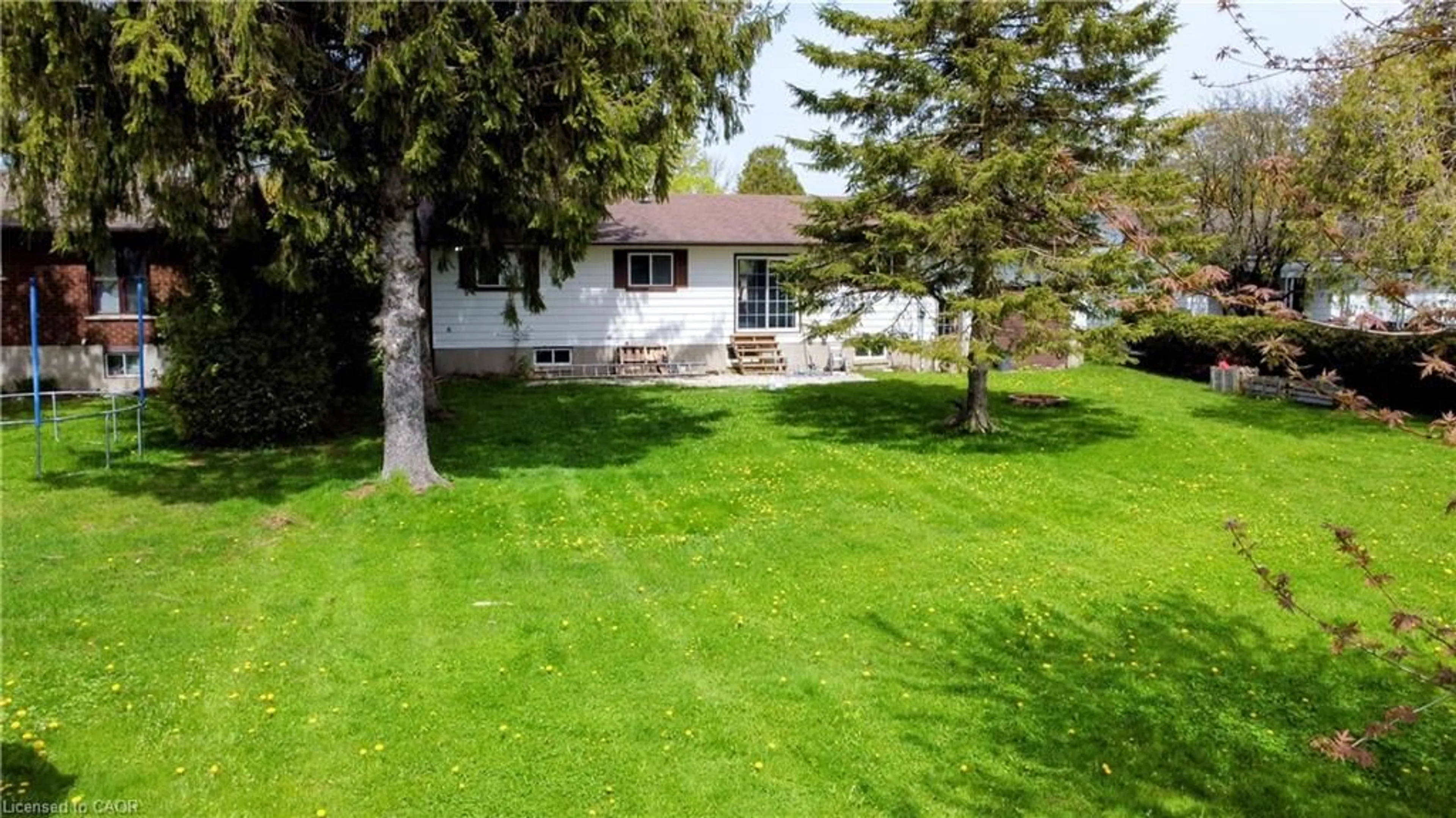 A pic from outside/outdoor area/front of a property/back of a property/a pic from drone, water/lake/river/ocean view for 660 Queen St, Palmerston Ontario N0G 2P0