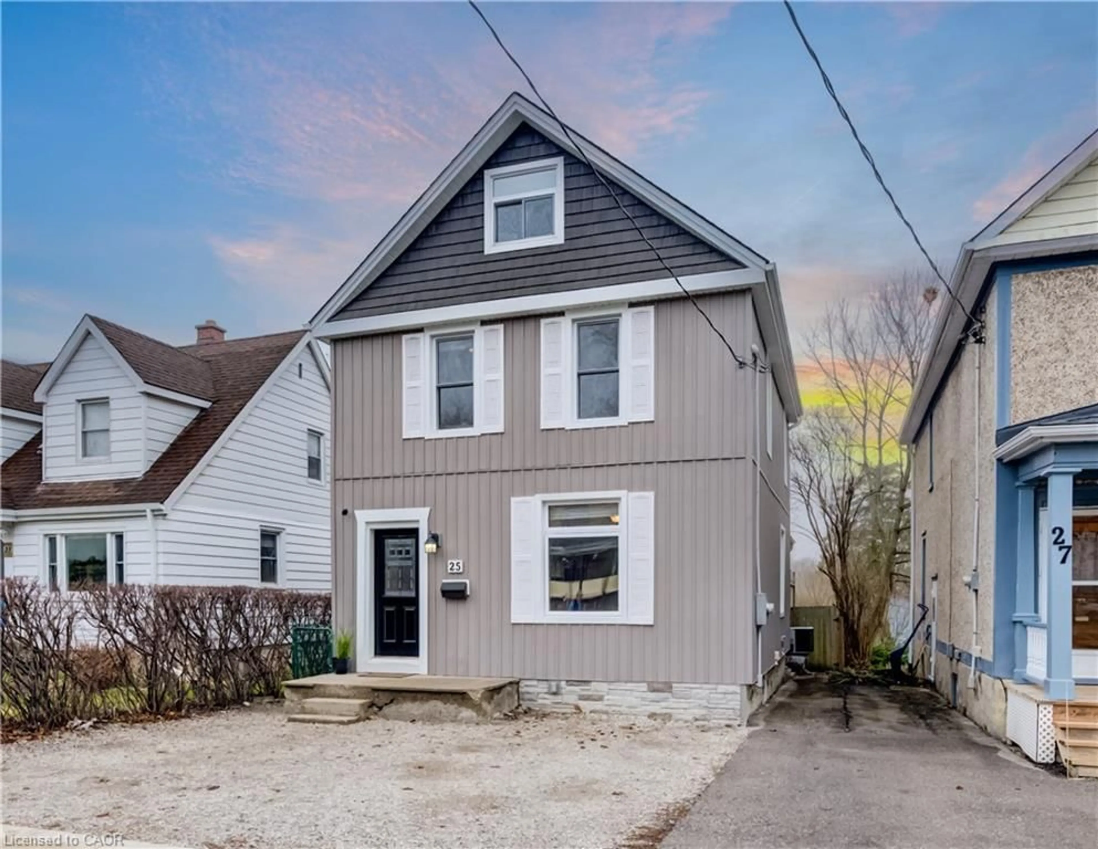 Home with vinyl exterior material, street for 25 John St, Cambridge Ontario N1S 2V3