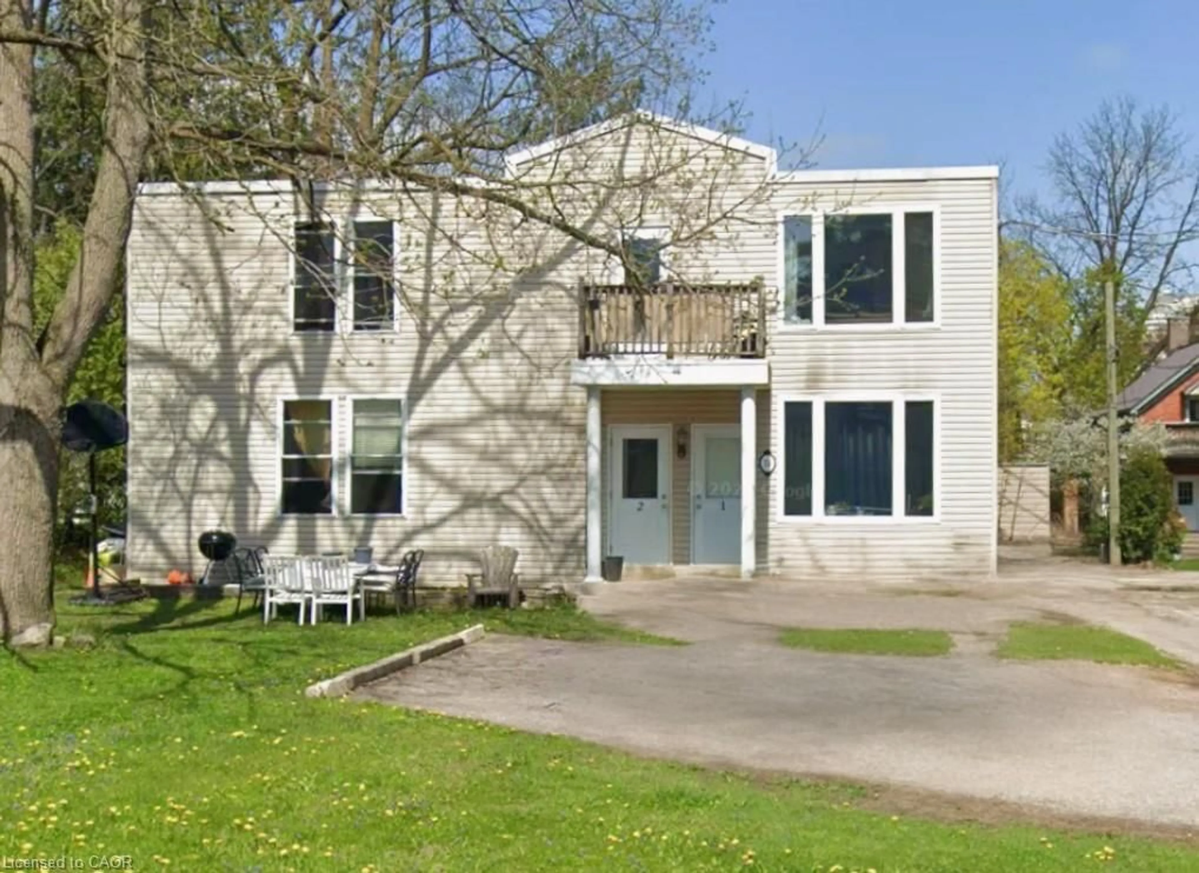 A pic from outside/outdoor area/front of a property/back of a property/a pic from drone, street for 74 William St, Waterloo Ontario N2L 1J7