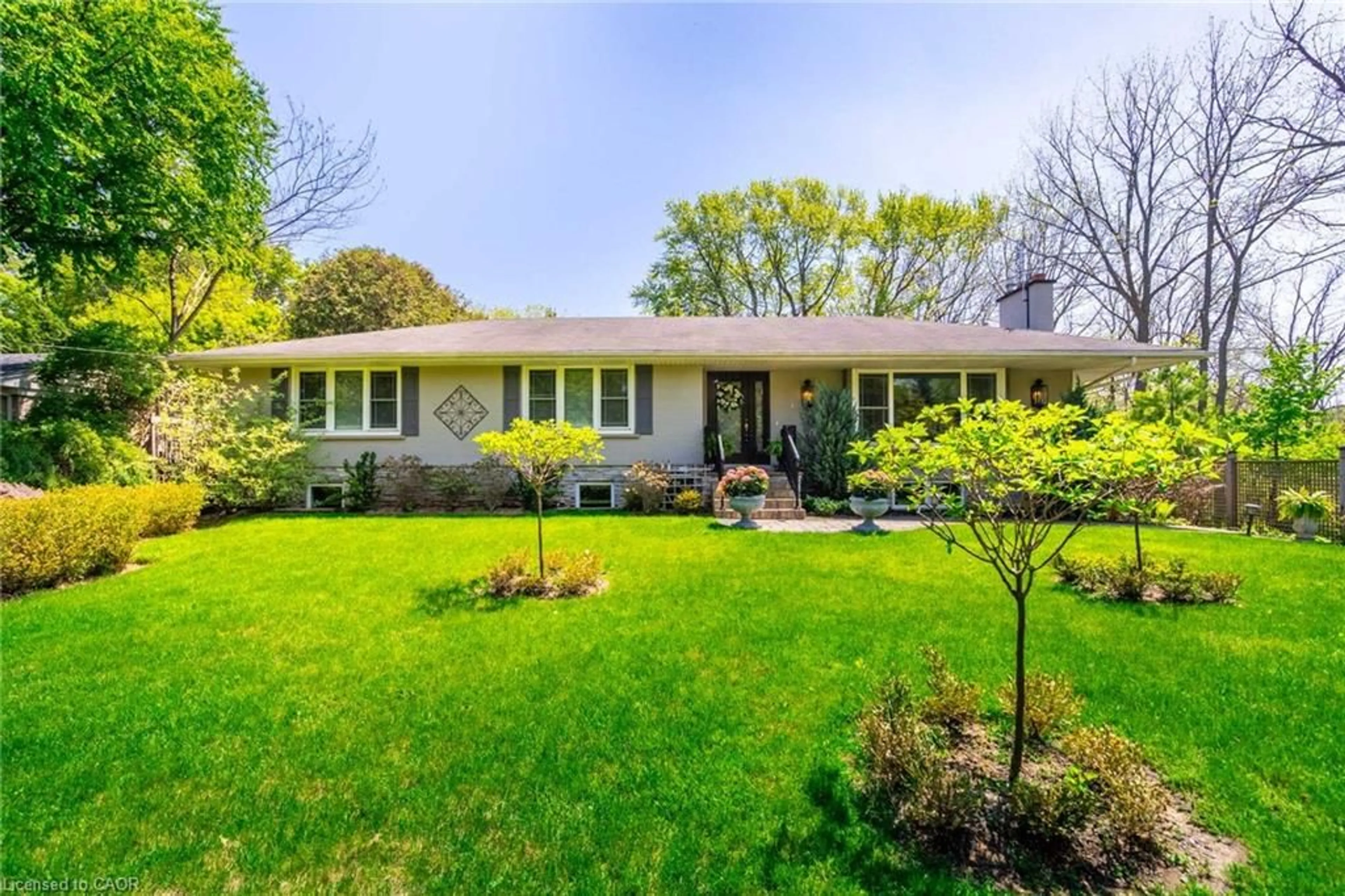 Home with vinyl exterior material, street for 4306 Lakeshore Rd, Burlington Ontario L7L 1A8