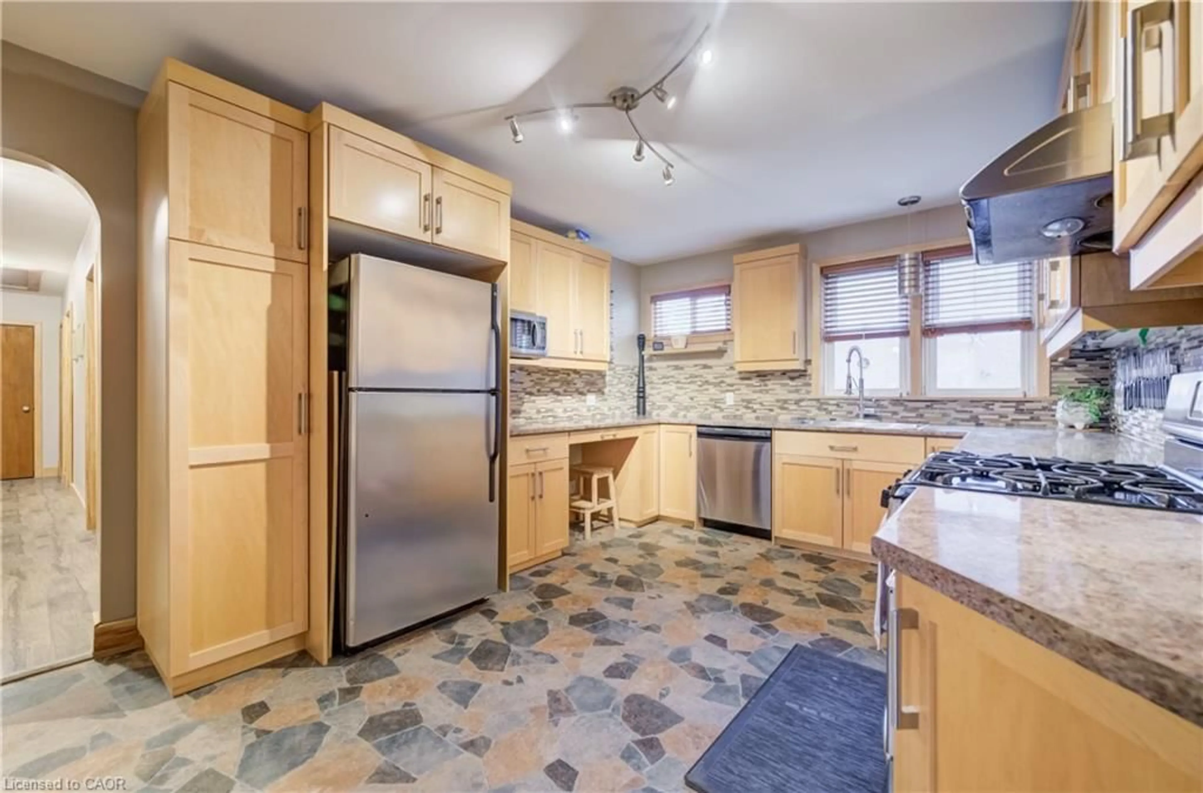 Standard kitchen, ceramic/tile floor for 1864 Coronation Blvd, Cambridge Ontario N3H 3S2