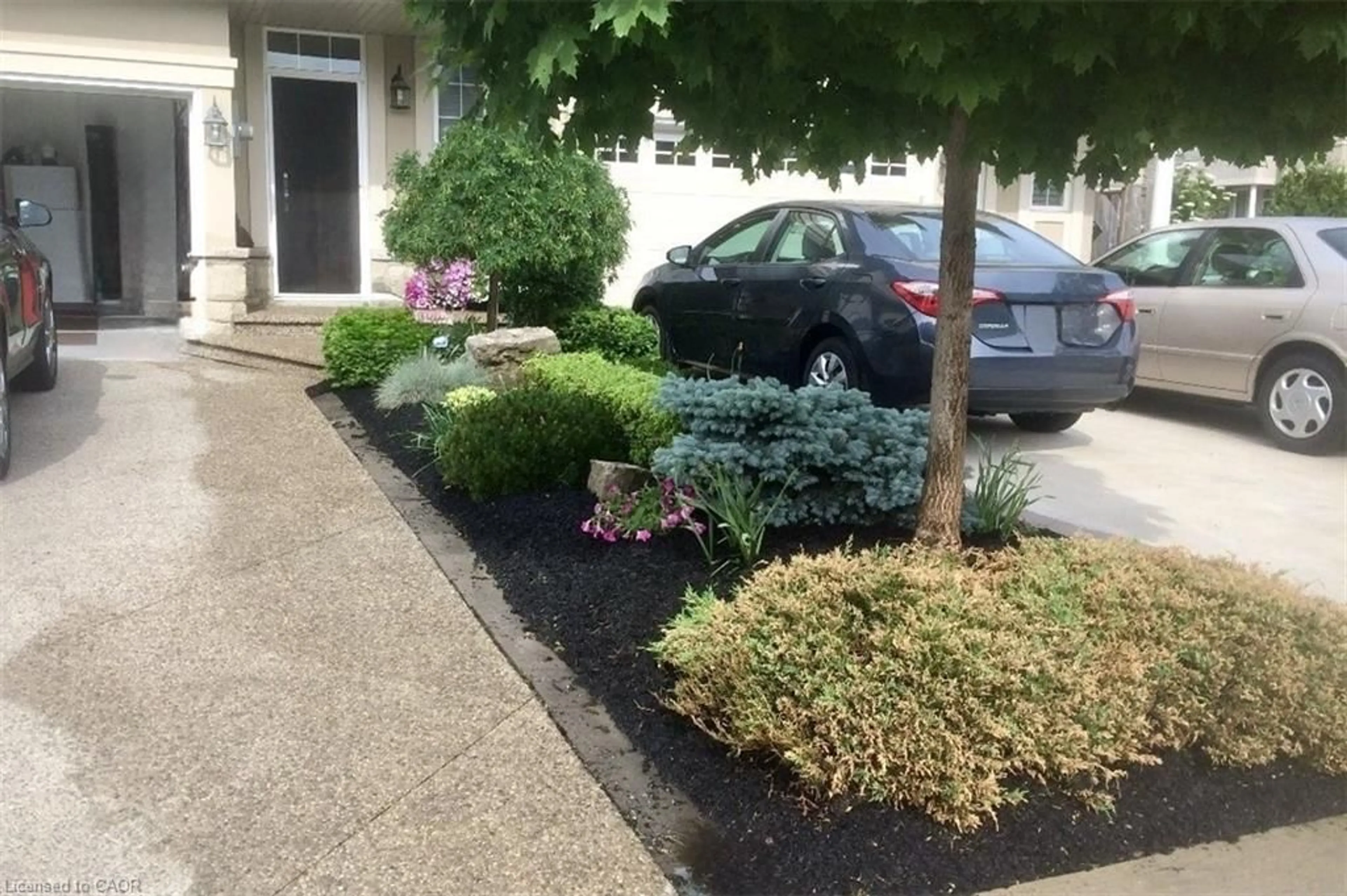 Patio, street for 100 Newcombe Rd, Dundas Ontario L9H 0A6