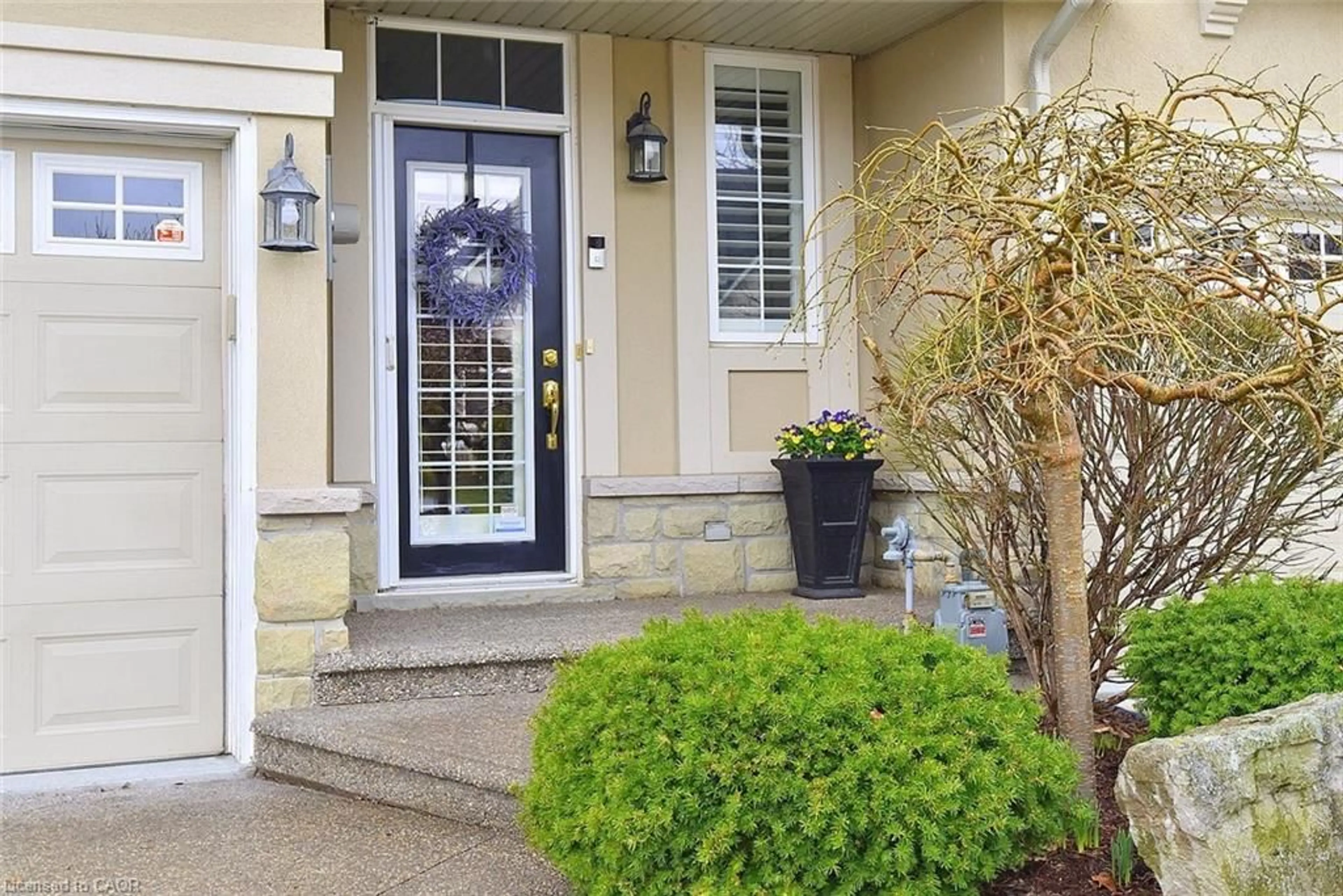 Indoor entryway for 100 Newcombe Rd, Dundas Ontario L9H 0A6