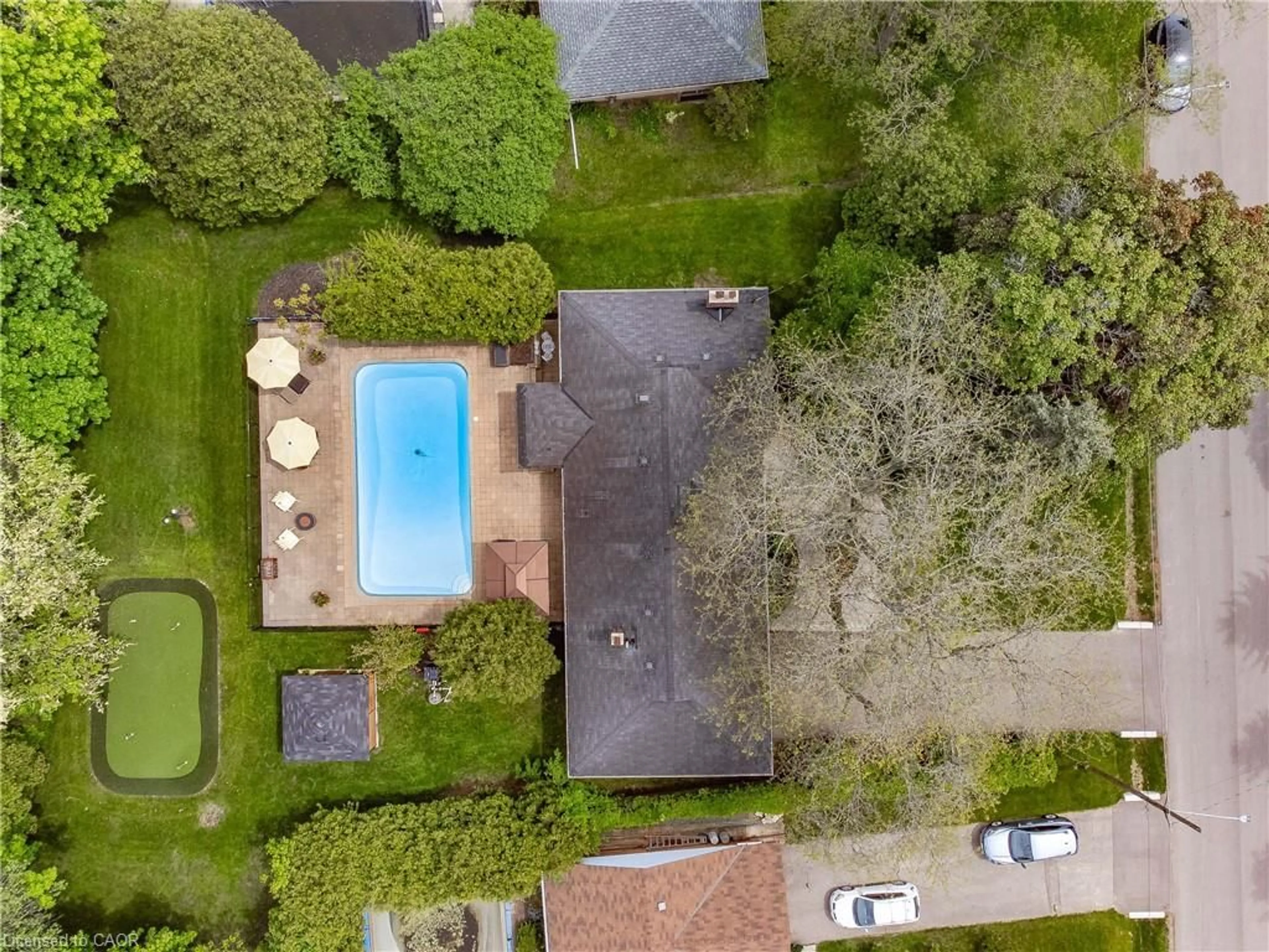 A pic from outside/outdoor area/front of a property/back of a property/a pic from drone, street for 1589 Crediton Pky, Mississauga Ontario L5G 3X2