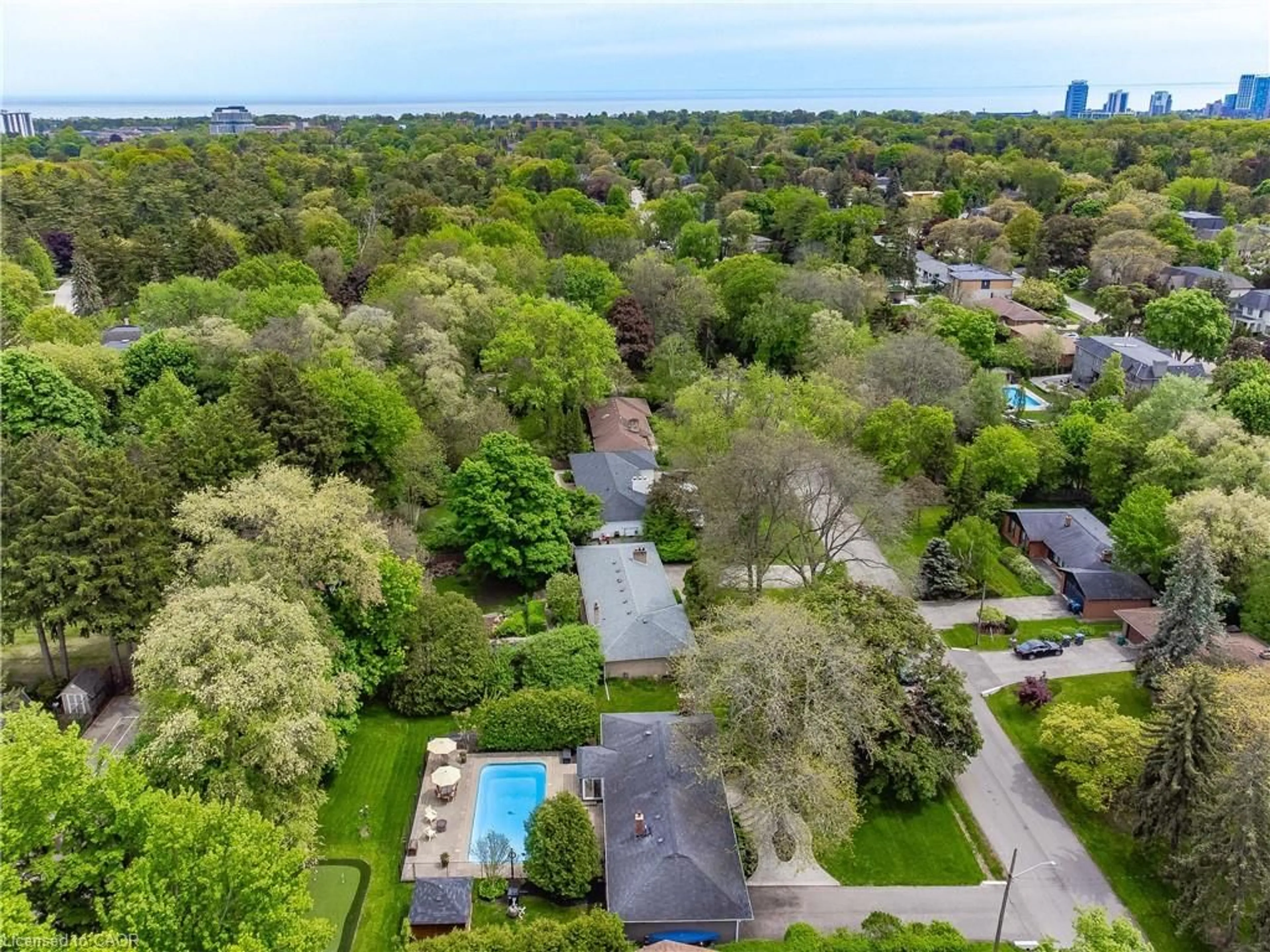 A pic from outside/outdoor area/front of a property/back of a property/a pic from drone, water/lake/river/ocean view for 1589 Crediton Pky, Mississauga Ontario L5G 3X2