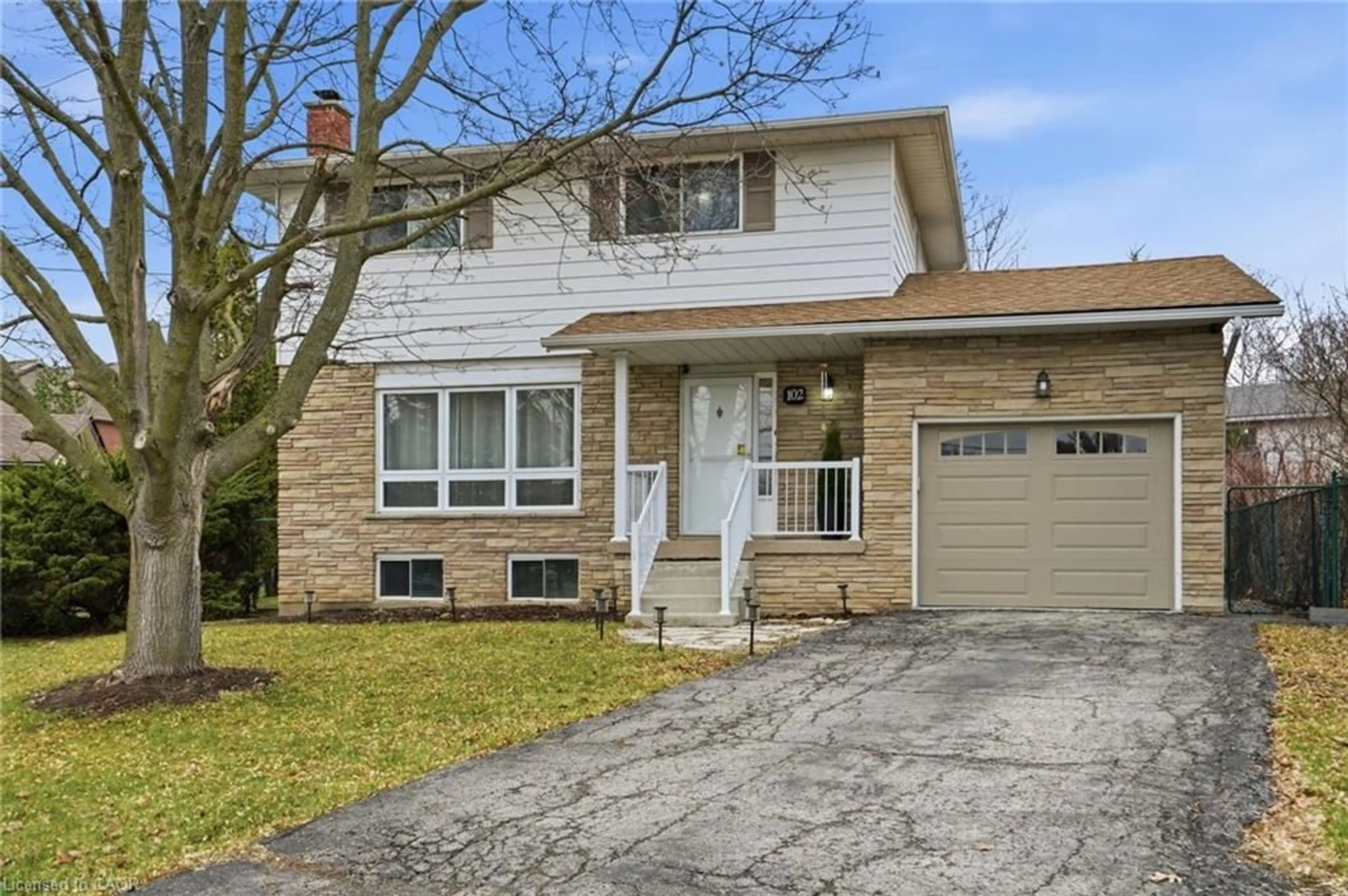 Home with vinyl exterior material, street for 102 Dundee Dr, Caledonia Ontario N3W 1J8