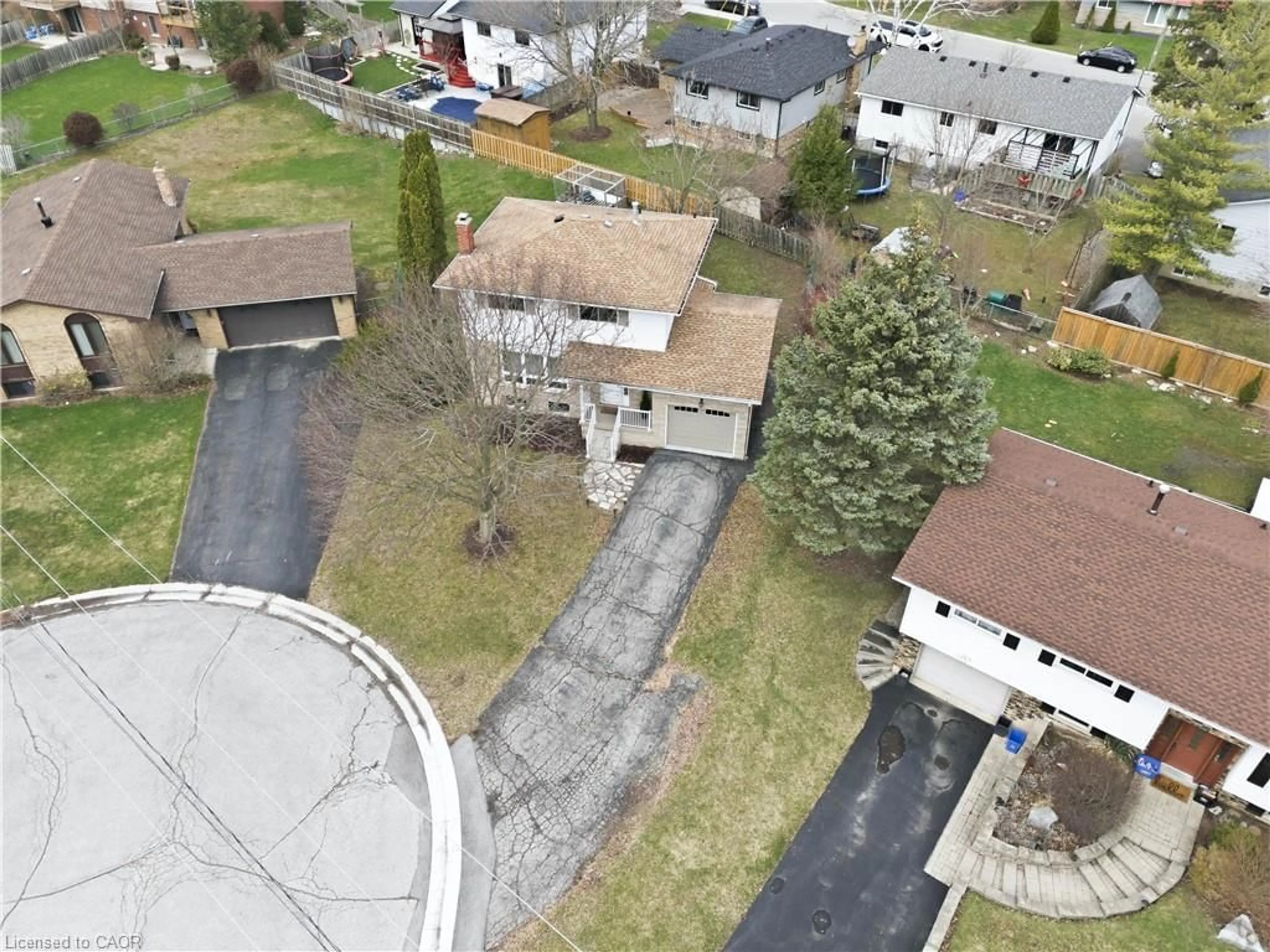 A pic from outside/outdoor area/front of a property/back of a property/a pic from drone, street for 102 Dundee Dr, Caledonia Ontario N3W 1J8