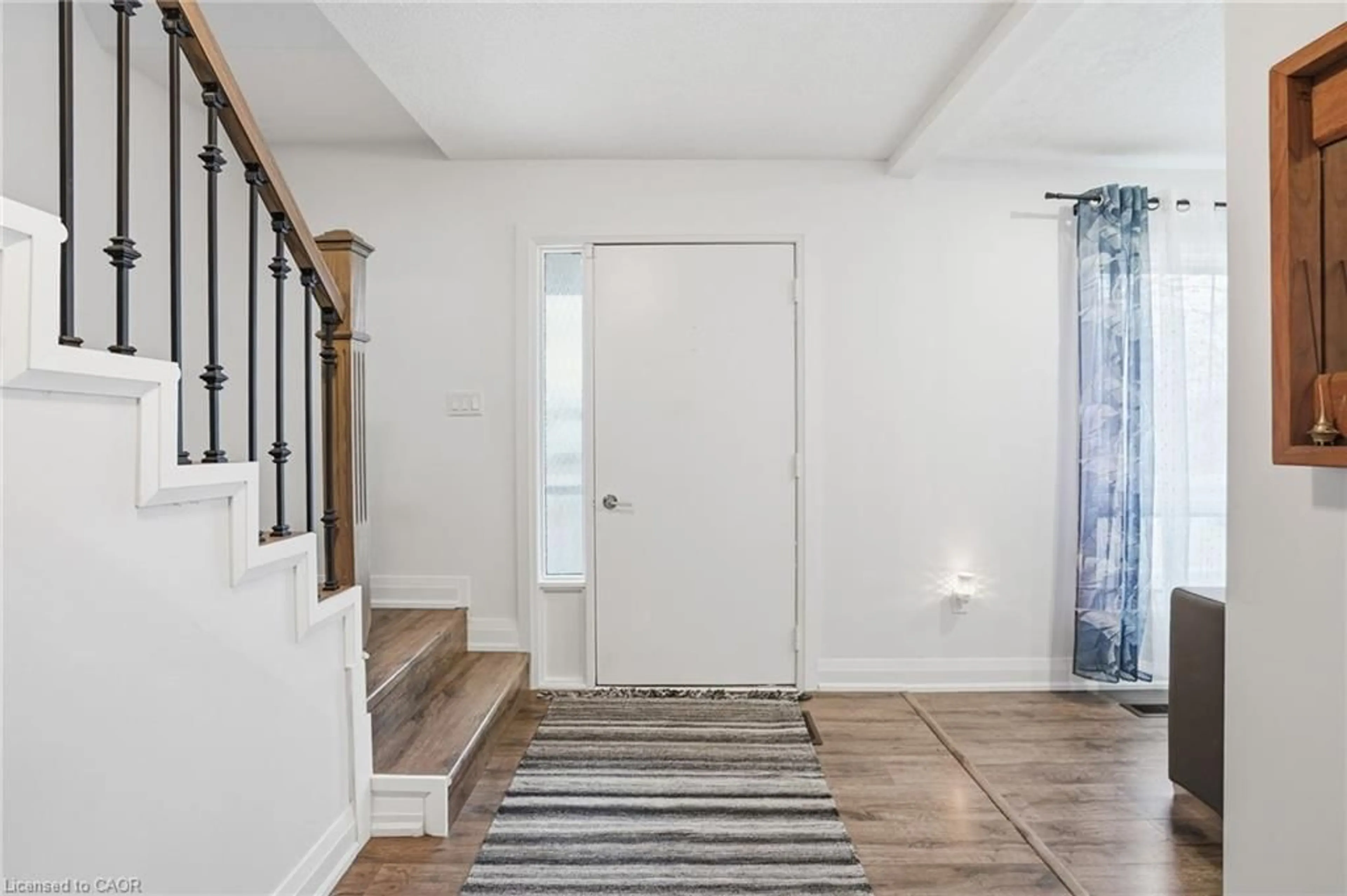 Indoor entryway for 102 Dundee Dr, Caledonia Ontario N3W 1J8