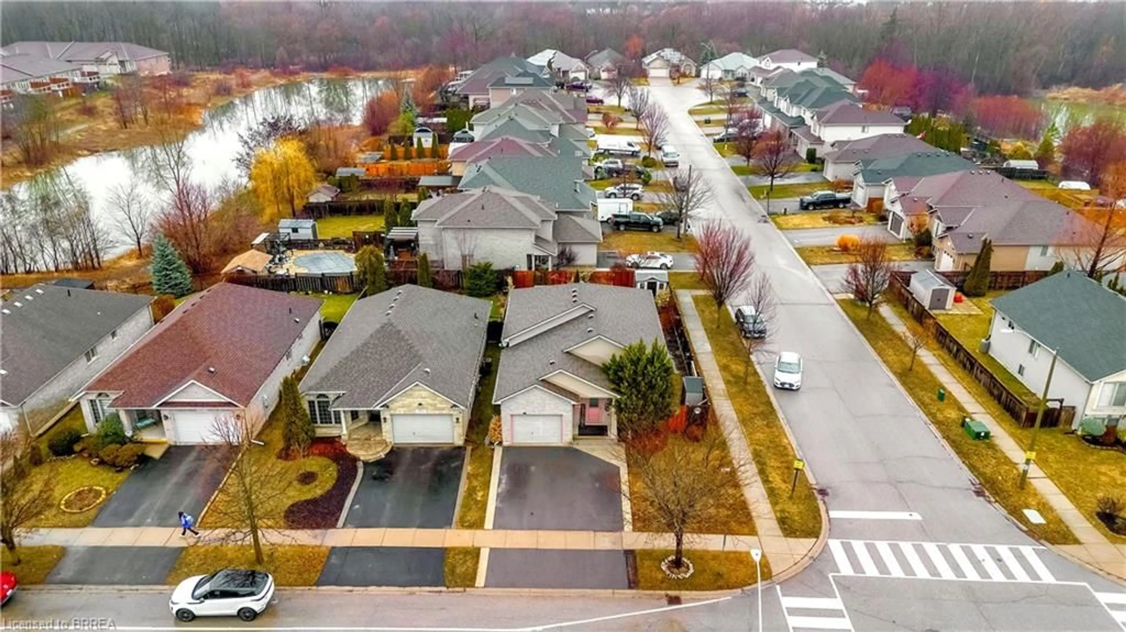 A pic from outside/outdoor area/front of a property/back of a property/a pic from drone, street for 102 Mcguiness Dr, Brantford Ontario N3T 6R7