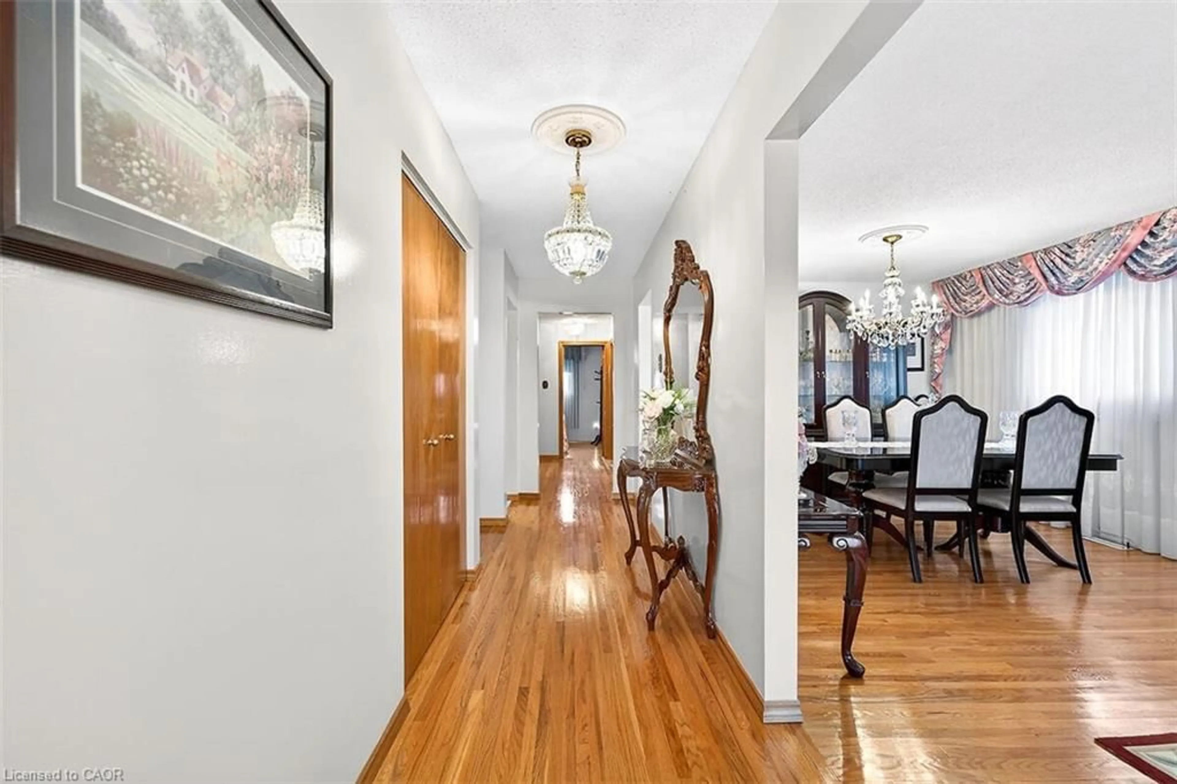 Indoor foyer for 344 Enfield Rd, Burlington Ontario L7T 4E8