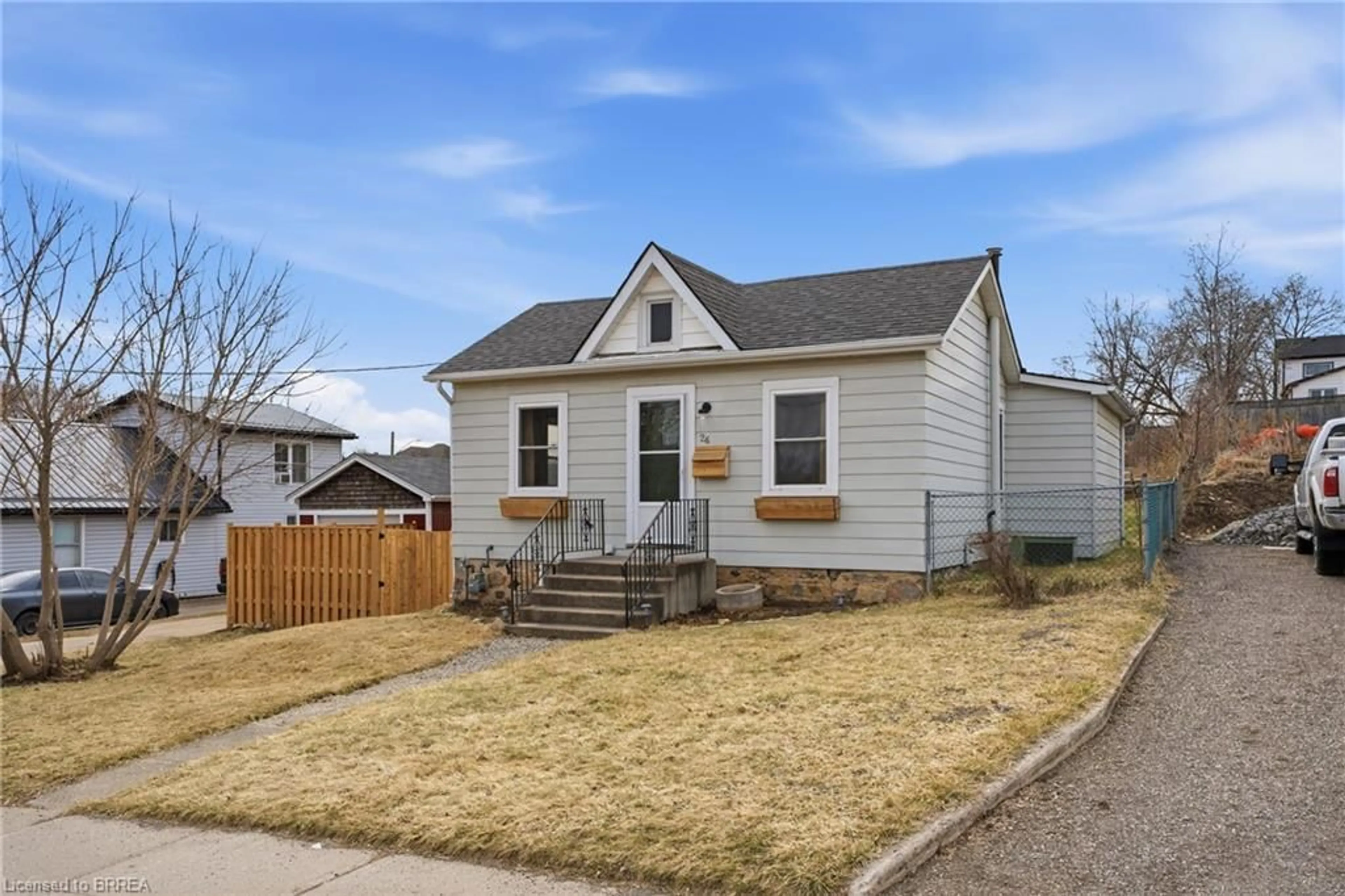 Home with vinyl exterior material, street for 26 Franklin St, Paris Ontario N3L 3B7