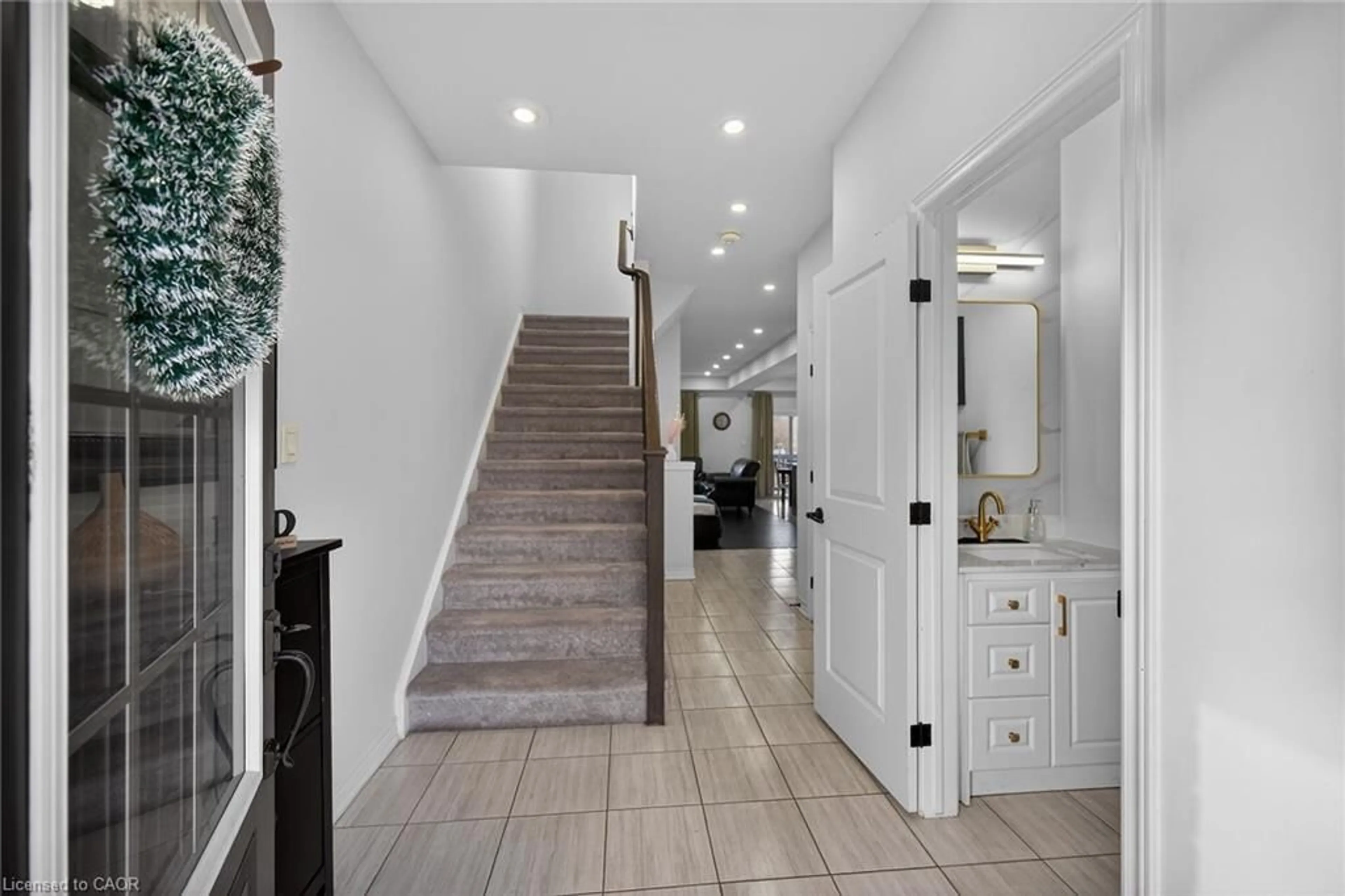 Indoor entryway for 80 Severino Cir, Smithville Ontario L0R 2A0
