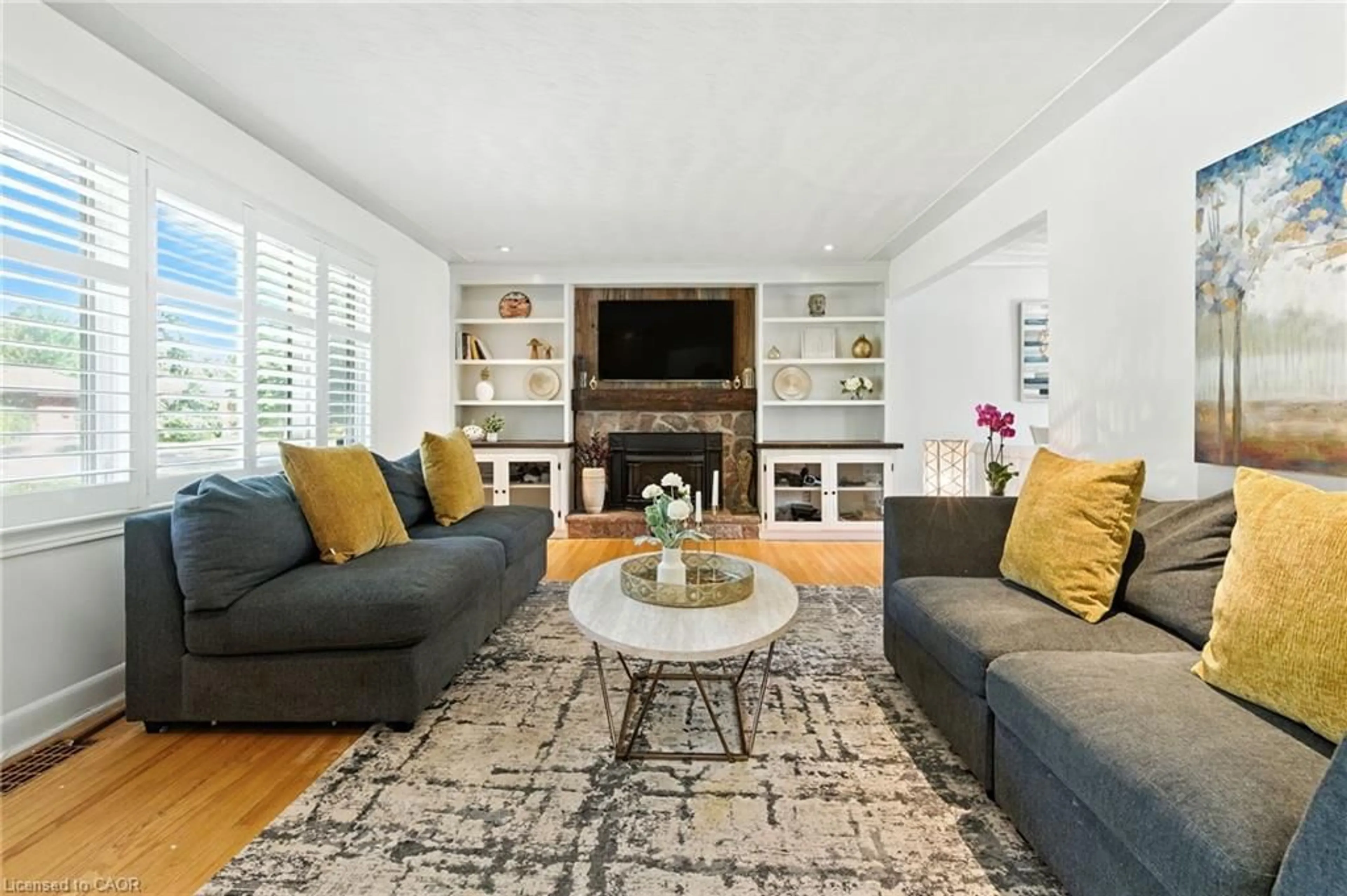 Living room with furniture, unknown for 2224 Ghent Ave, Burlington Ontario L7R 1Y7