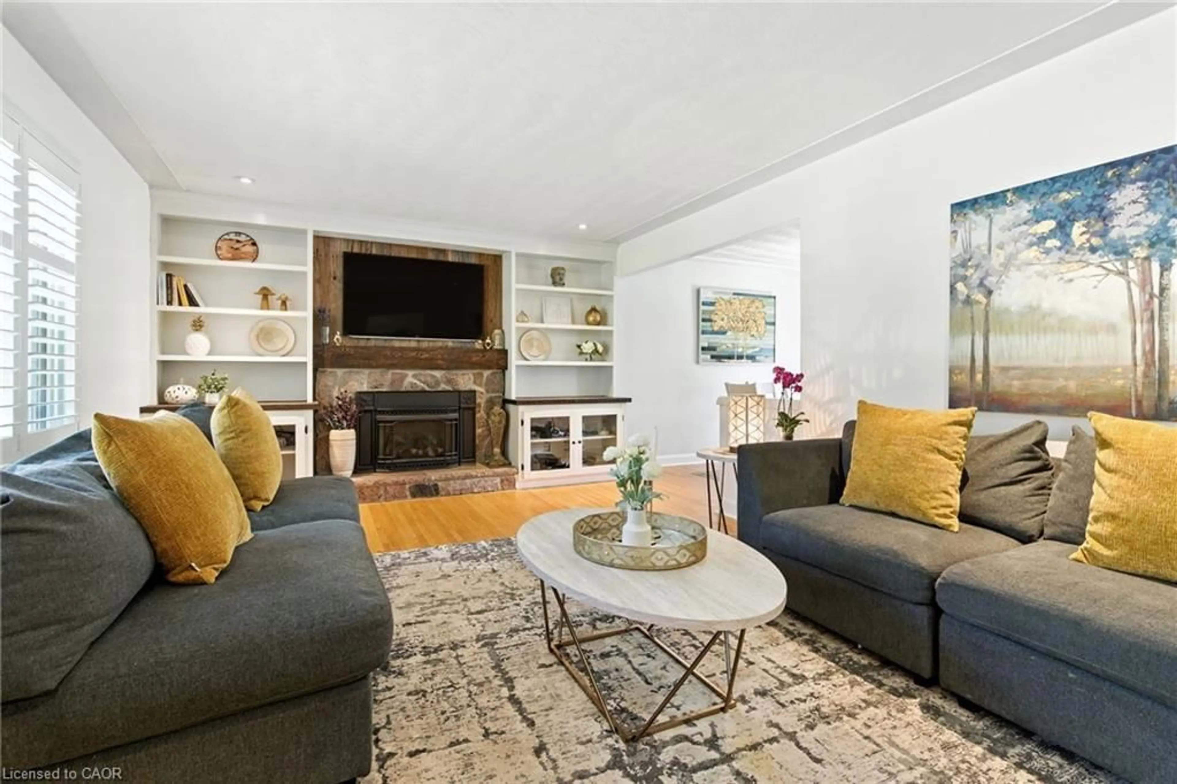 Living room with furniture, unknown for 2224 Ghent Ave, Burlington Ontario L7R 1Y7