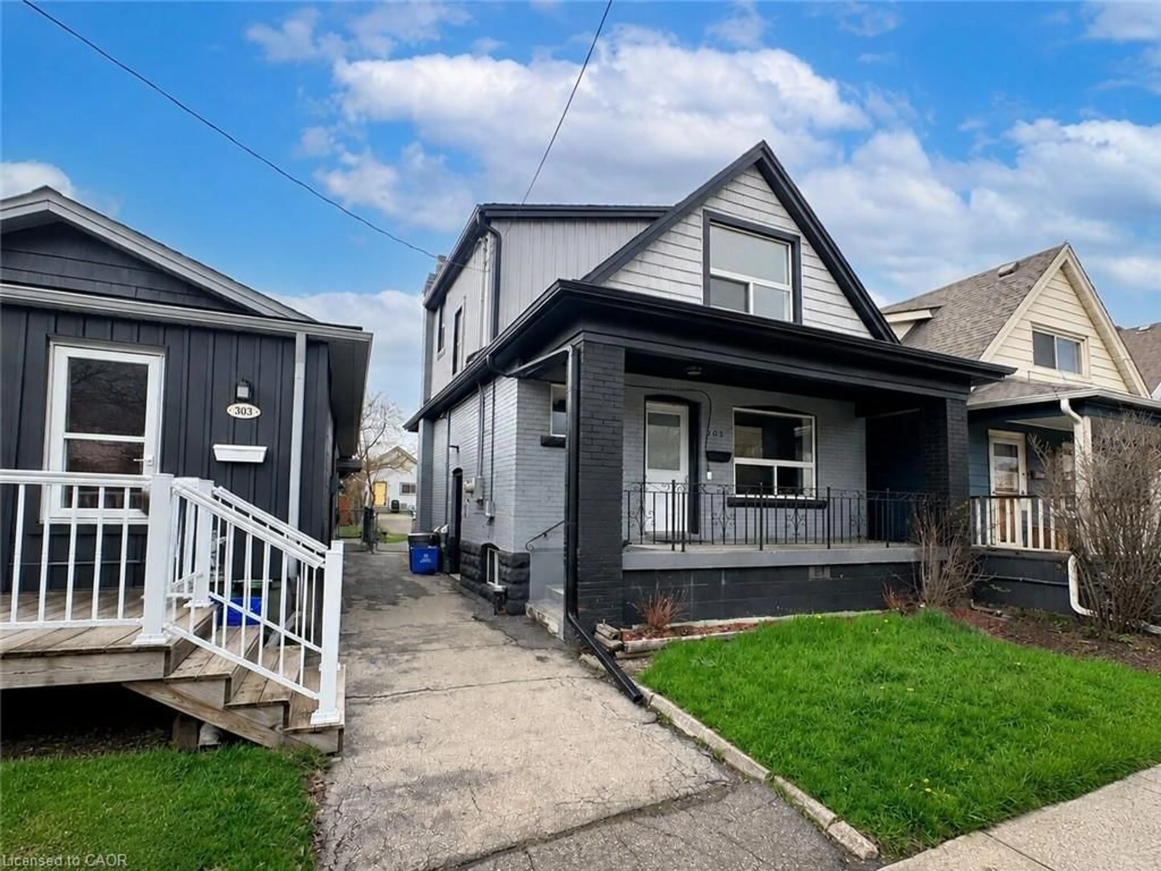 Home with vinyl exterior material, street for 305 Weir St, Hamilton Ontario L8H 5G4