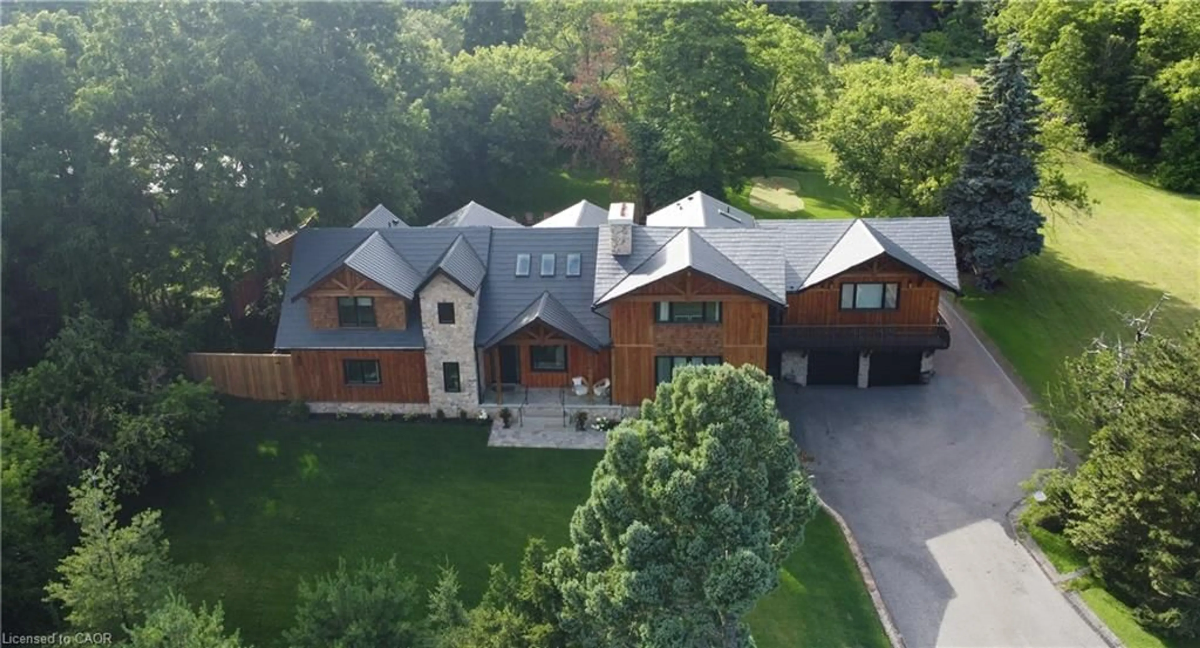 A pic from outside/outdoor area/front of a property/back of a property/a pic from drone, unknown for 2019 Dundas St, Burlington Ontario L7P 0S8