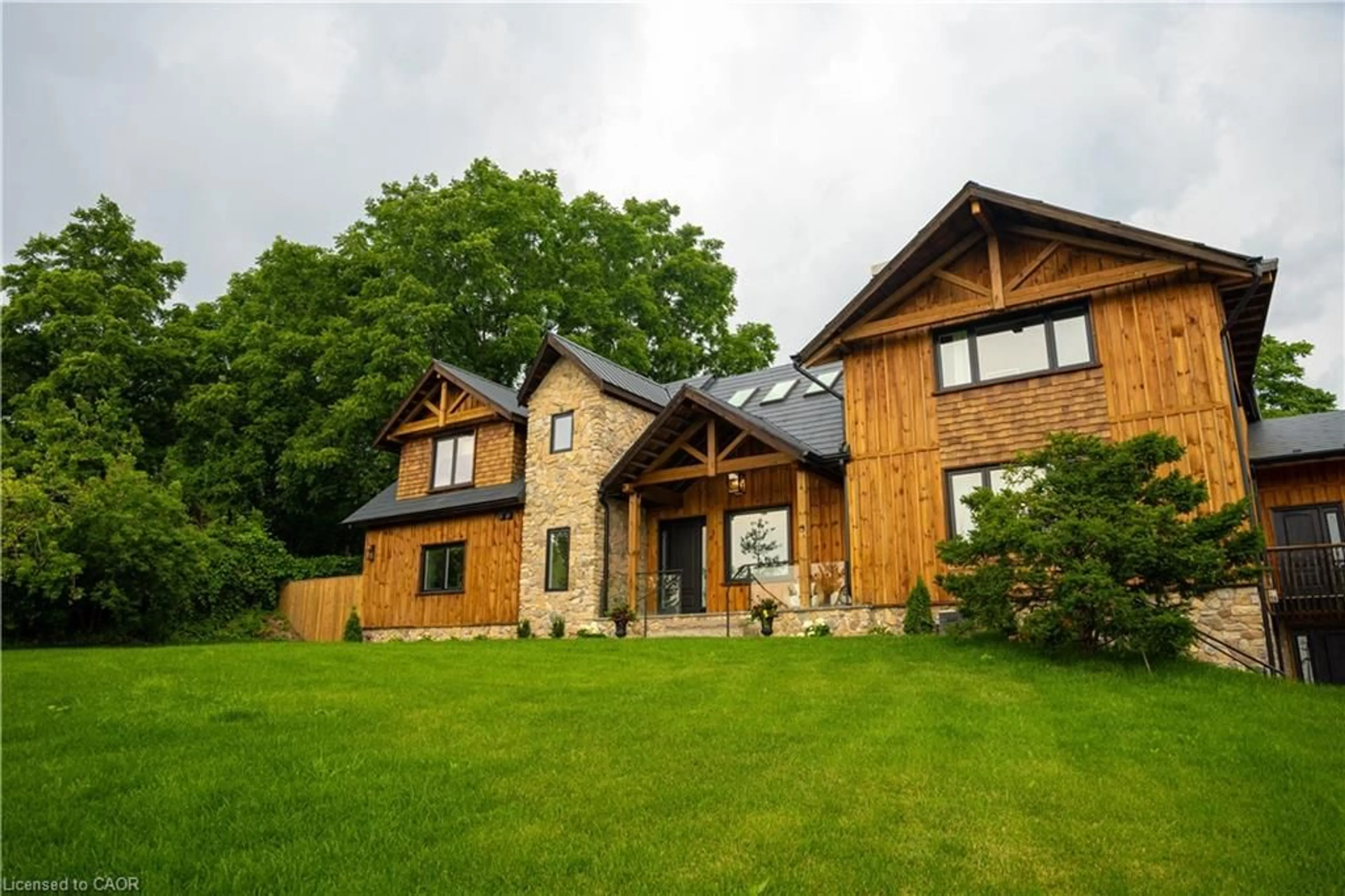 A pic from outside/outdoor area/front of a property/back of a property/a pic from drone, building for 2019 Dundas St, Burlington Ontario L7P 0S8